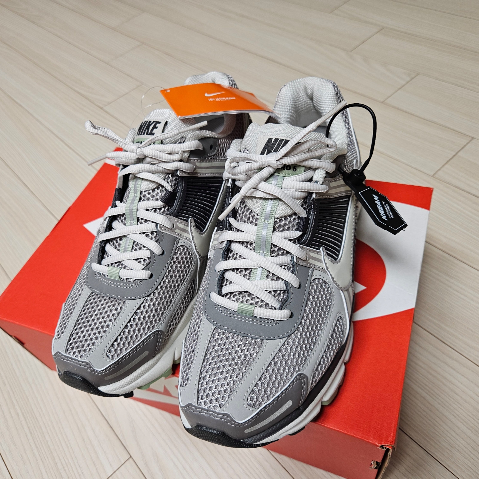 (W) Nike Zoom Vomero 5 Cobblestone and Flat Pewter 착용 스타일 - 3