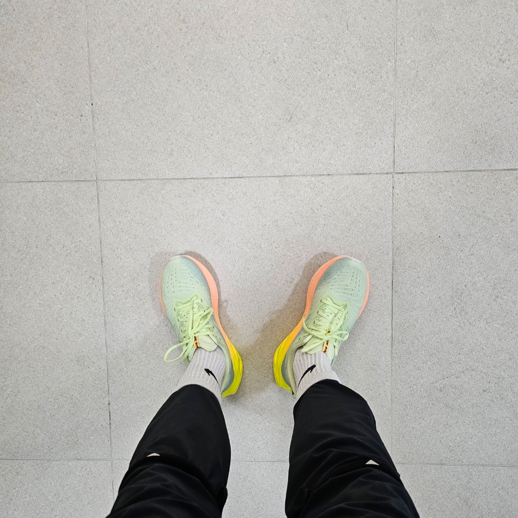 Asics Novablast 4 Cool Matcha Safety Yellow 착용 스타일