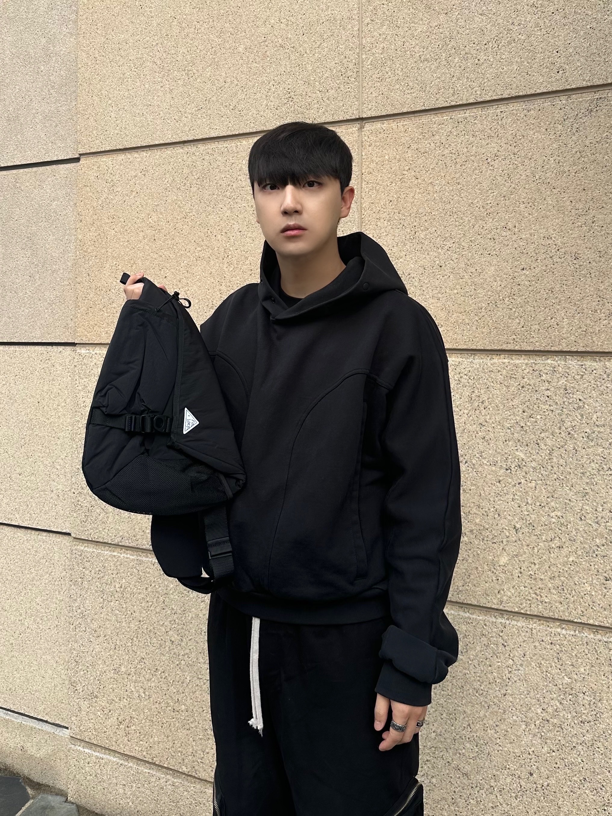 Maison Mihara Yasuhiro Peterson OG Sole Canvas Low Sneakers Black 착용 스타일 - 2