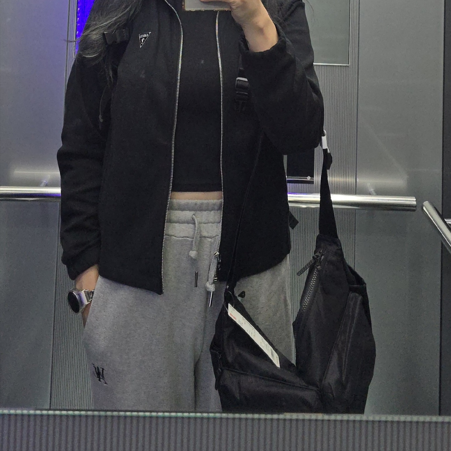 Uniqlo Multi Pocket Shoulder Bag Black 착용 스타일 - 1
