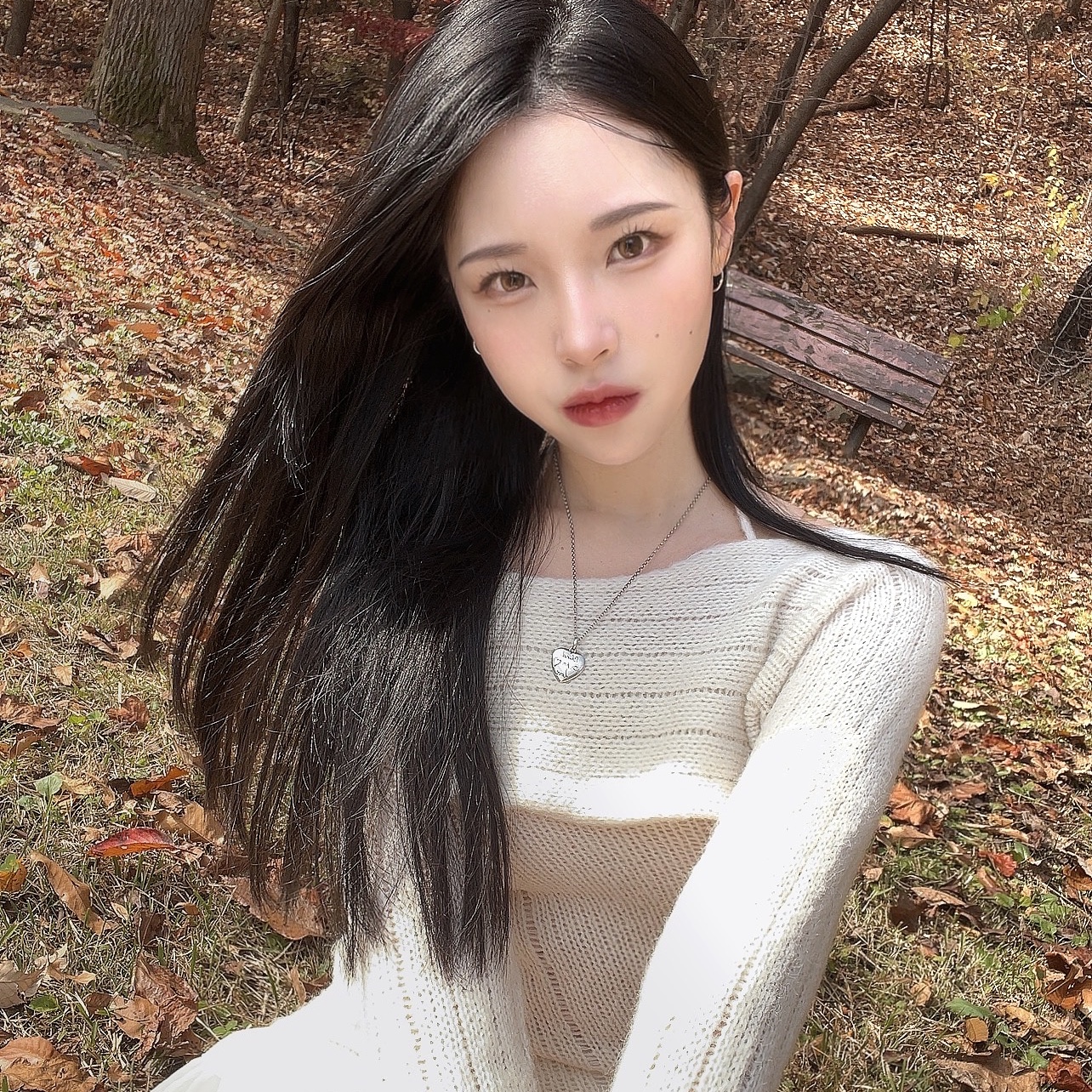Gucci Blind for Love Necklace Silver, Buccellati Blossoms Eternelle Gardenia Ring with Brown Diamonds Vermeil Sterling Silver 착용 스타일 - 1