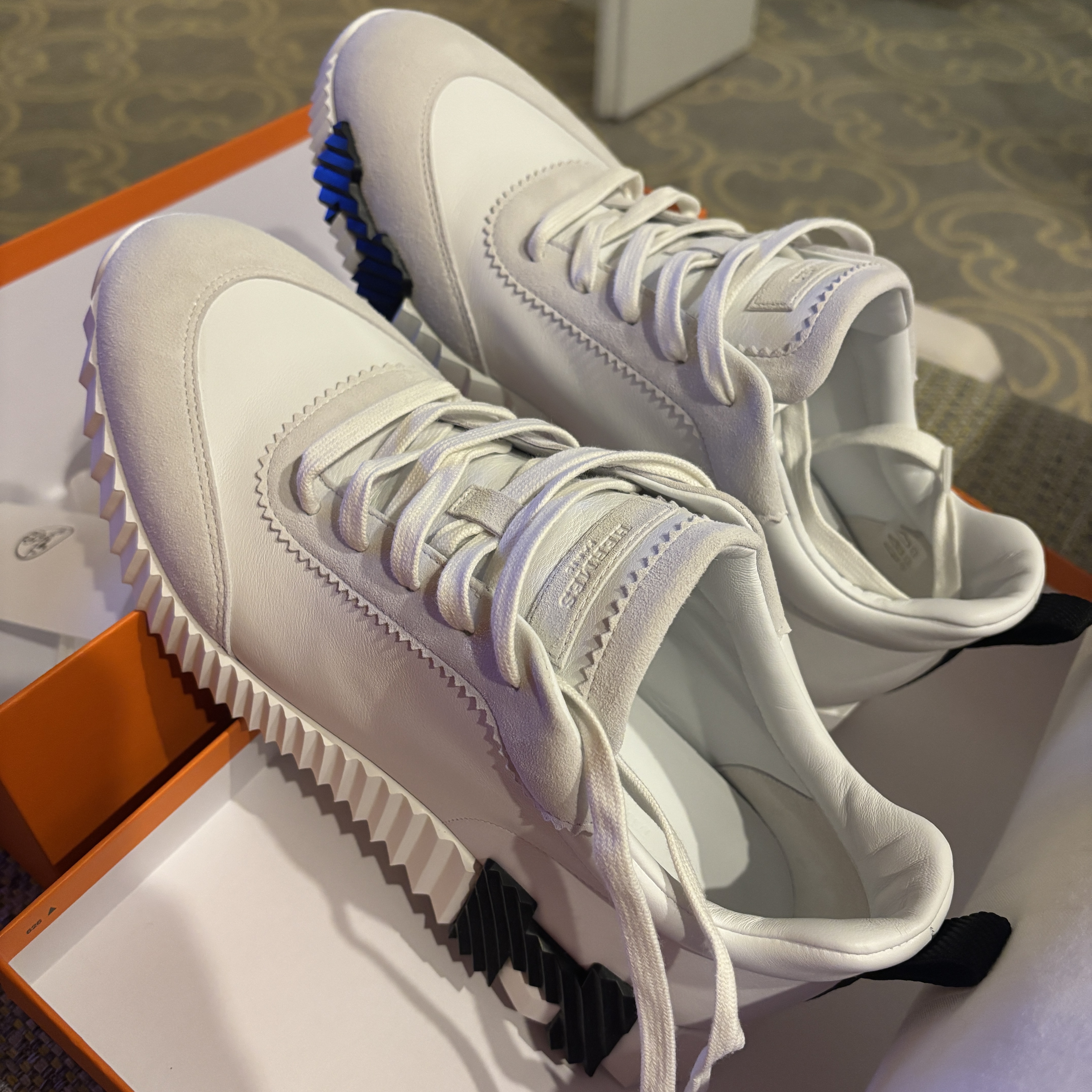 Hermes Bouncing Sneakers Calfskin Suede Goatskin & Blanc 착용 스타일