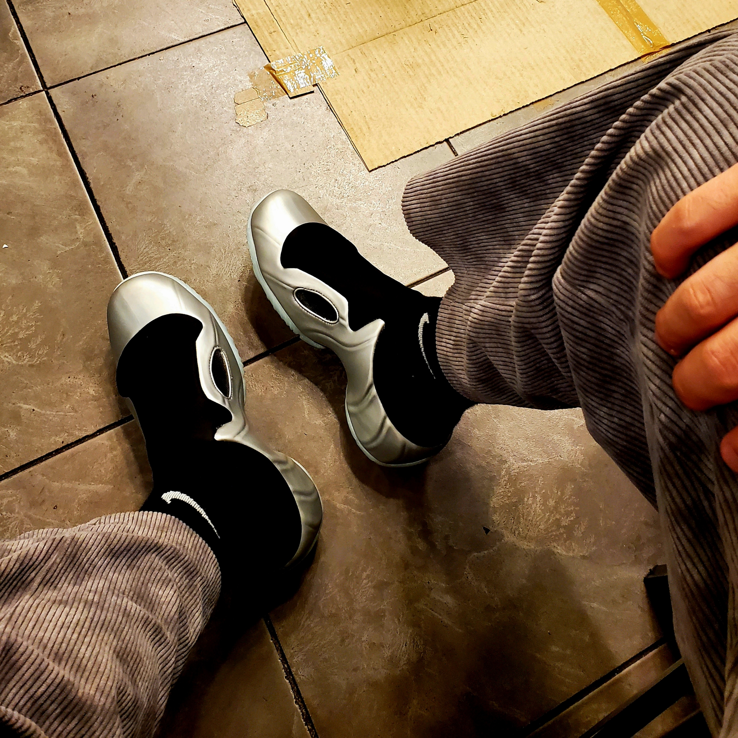 Nike Clogposite Chrome and Black 착용 스타일