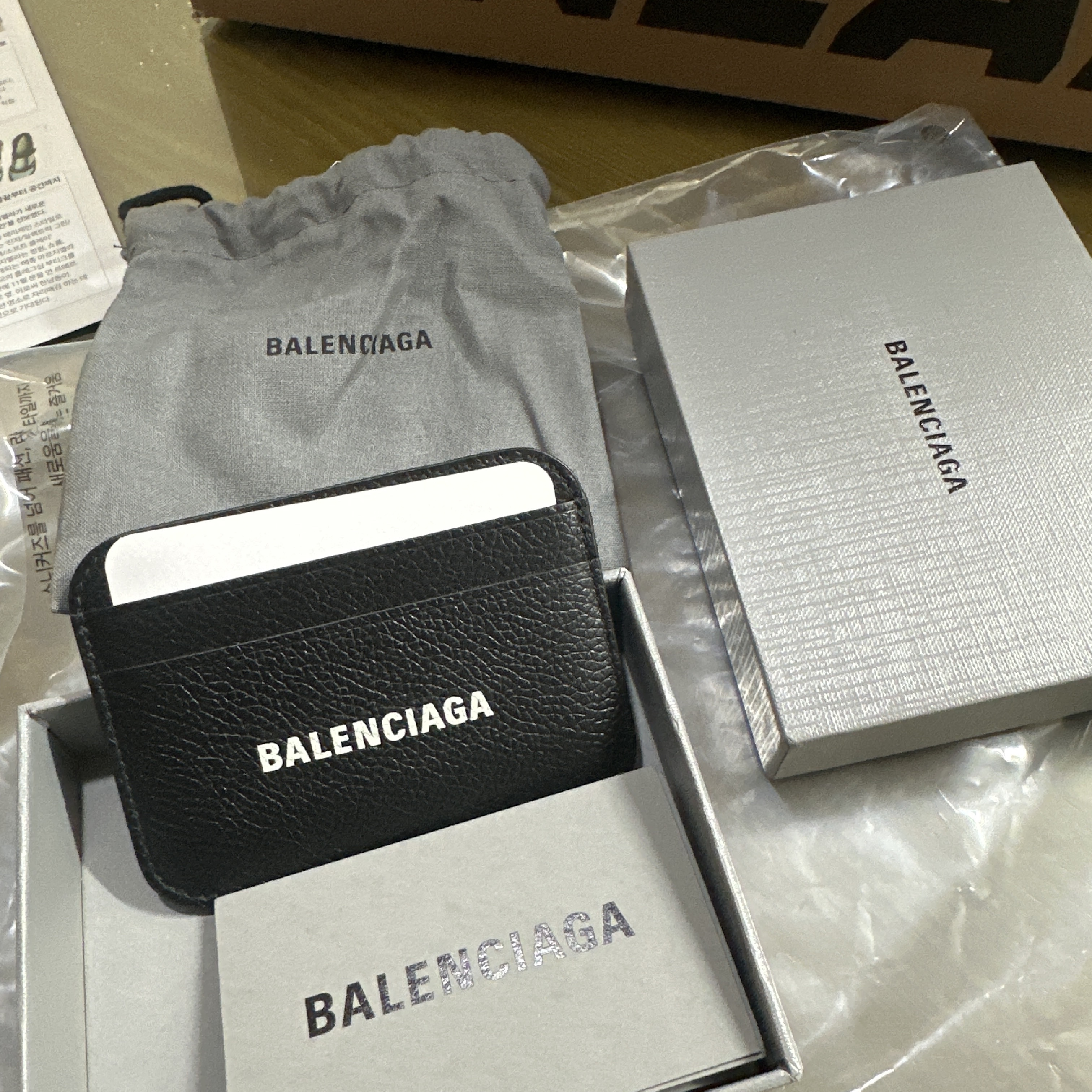 Balenciaga Grainy Leather Cash Card Holder Black 착용 스타일