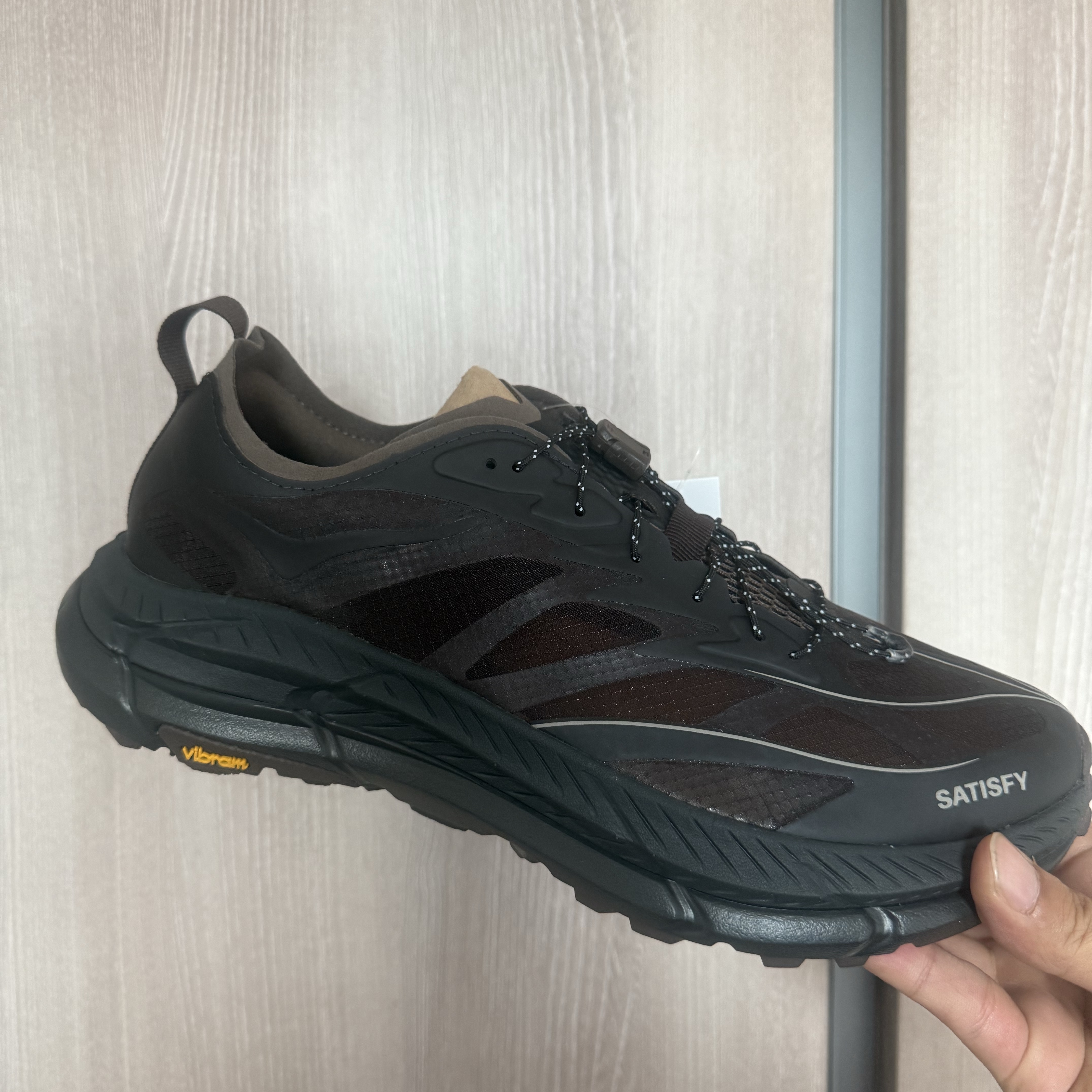 Hoka x Satisfy Mafate Speed 4 Lite Coffee, Hoka x Satisfy Mafate Speed 4 Lite Bone 착용 스타일 - 3