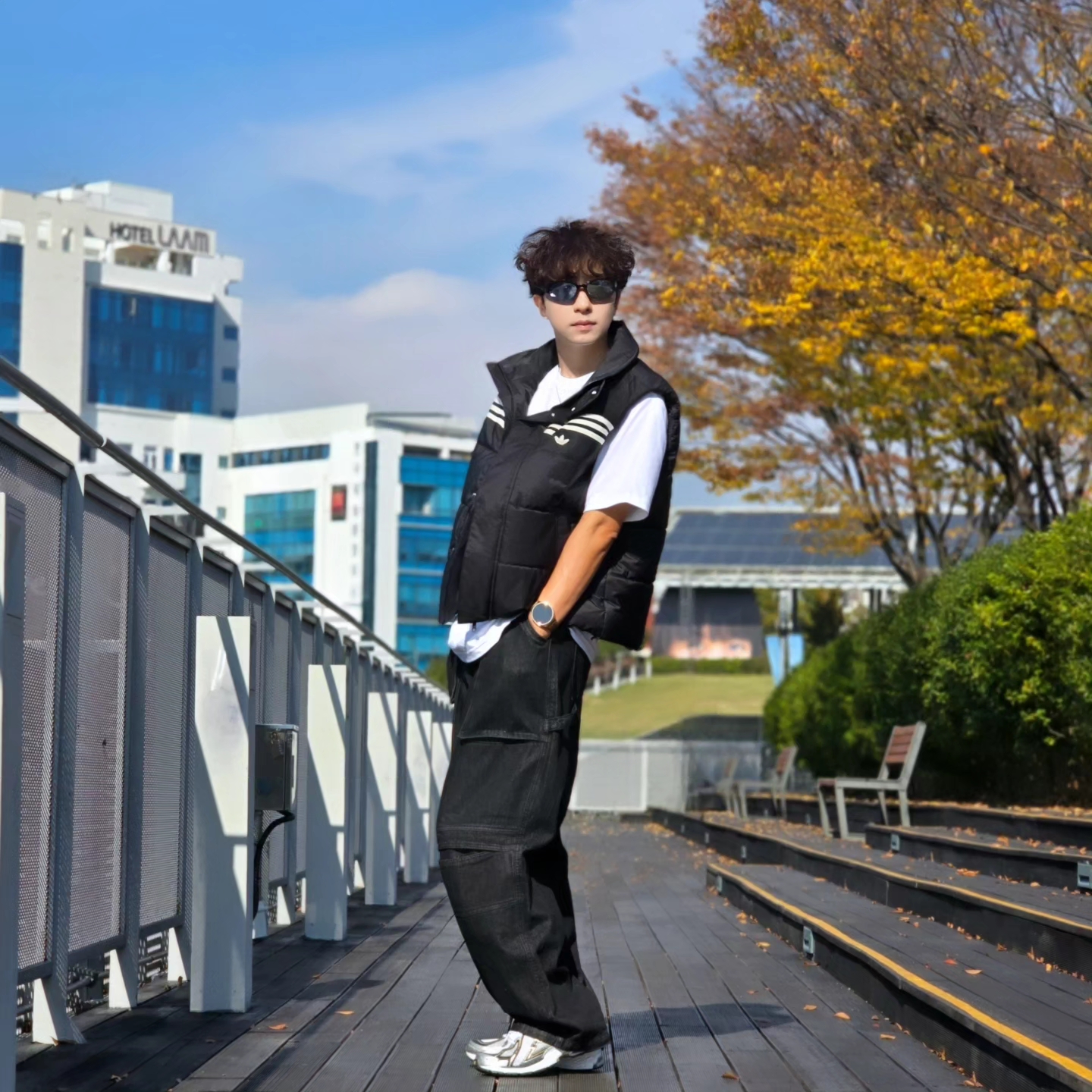 Adidas Originals 70s Padded Gilet Black - KR Sizing, Supreme x Ducati Bike T-Shirt White - 24SS 착용 스타일 - 6