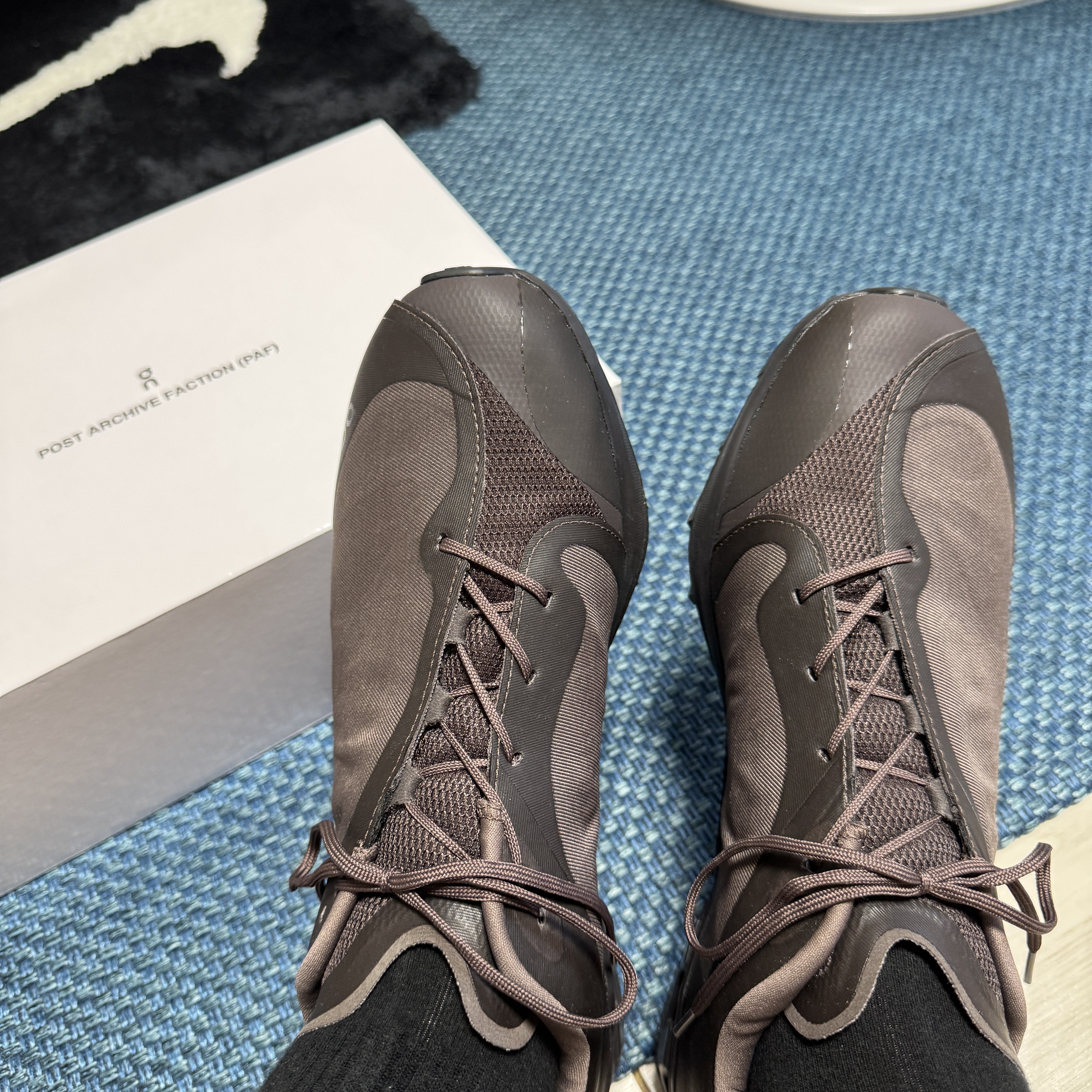 On Running x Post Archive Faction (Paf) Cloudventure Peak Cacao Espresso, On Running x Post Archive Faction (Paf) Cloudventure Peak All Black 착용 스타일 - 2