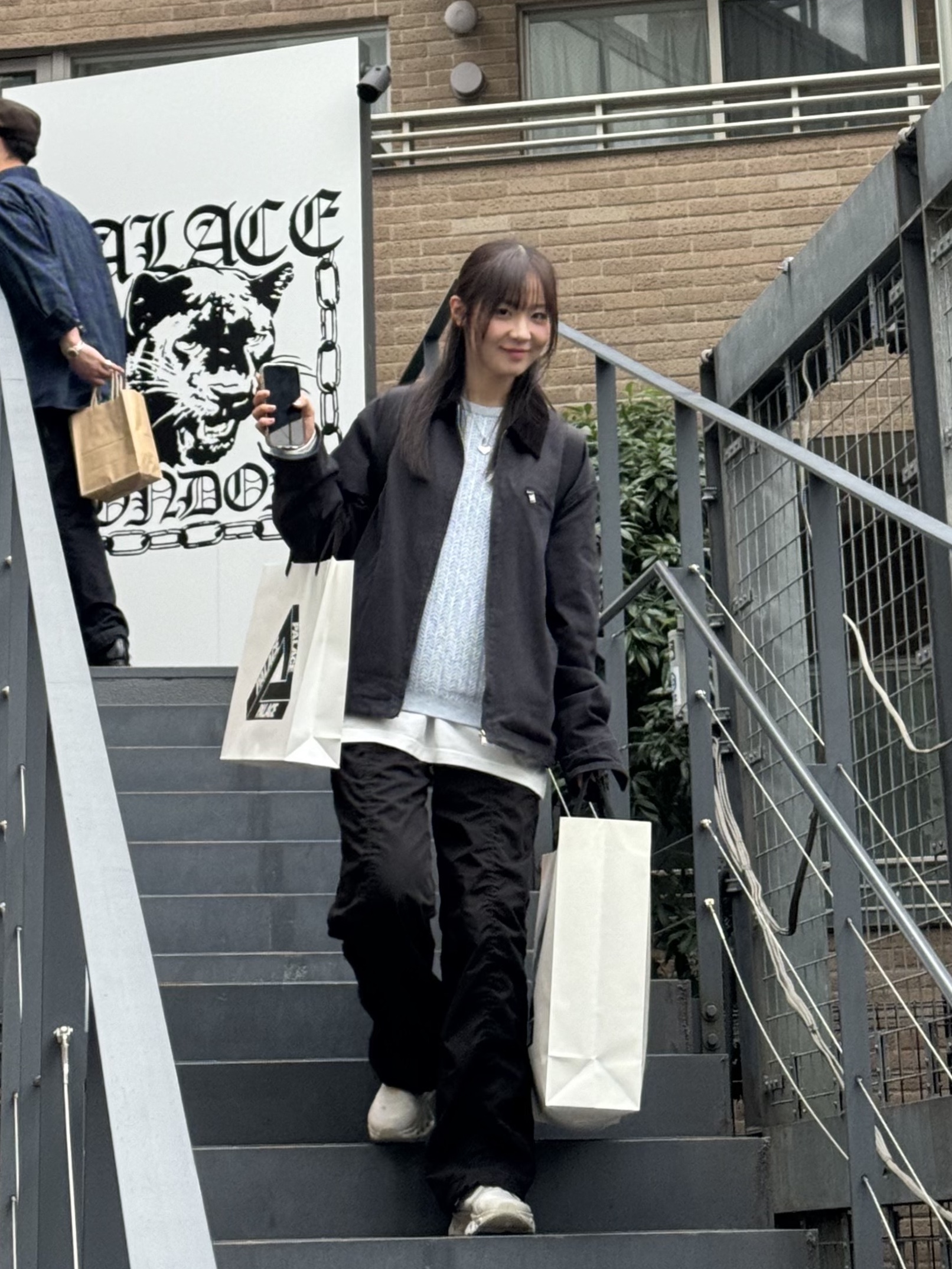 (W) On Running x Post Archive Faction (Paf) Cloudmonster 2 Moondust Chalk 착용 스타일