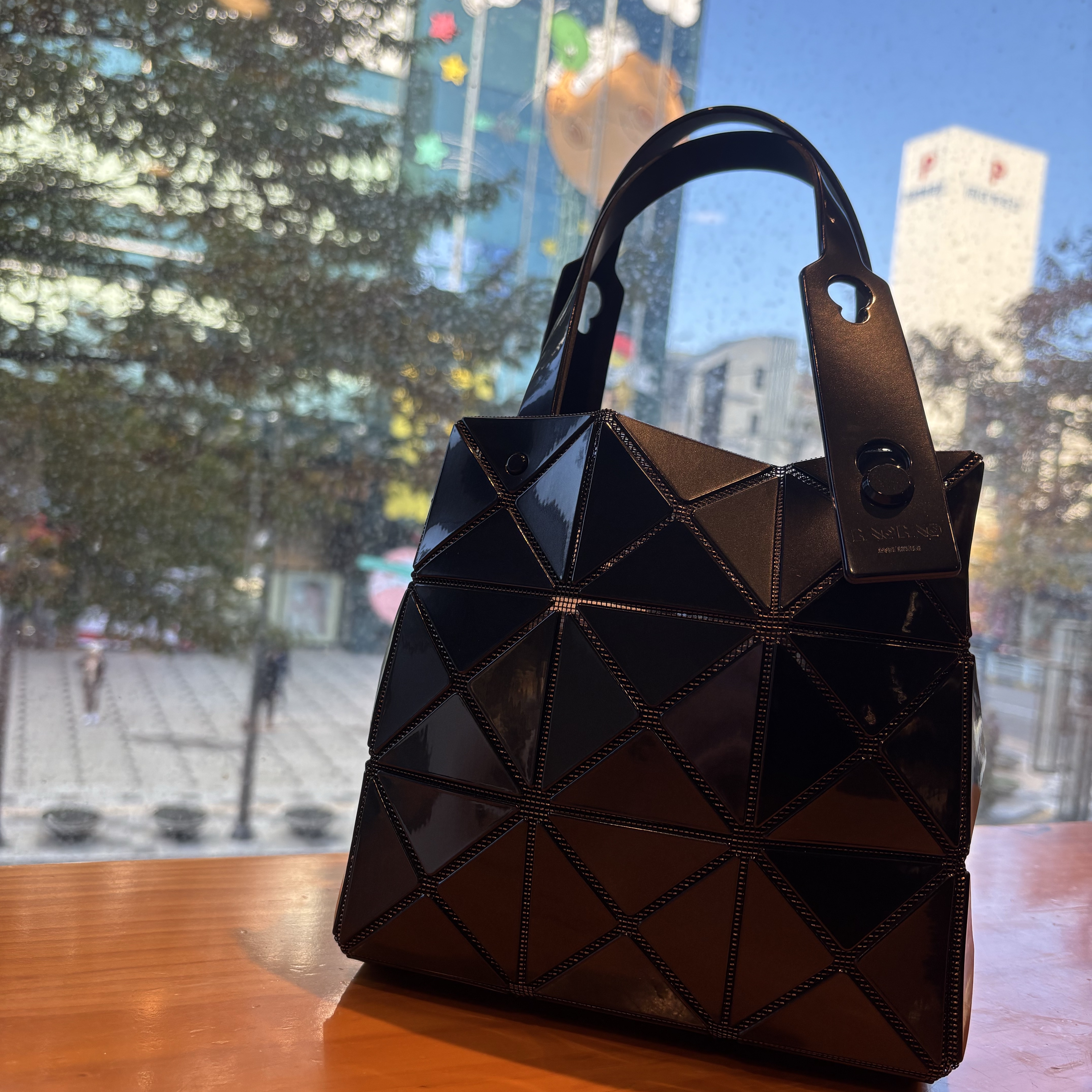 Bao Bao Issey Miyake Carat Handbag Black 착용 스타일
