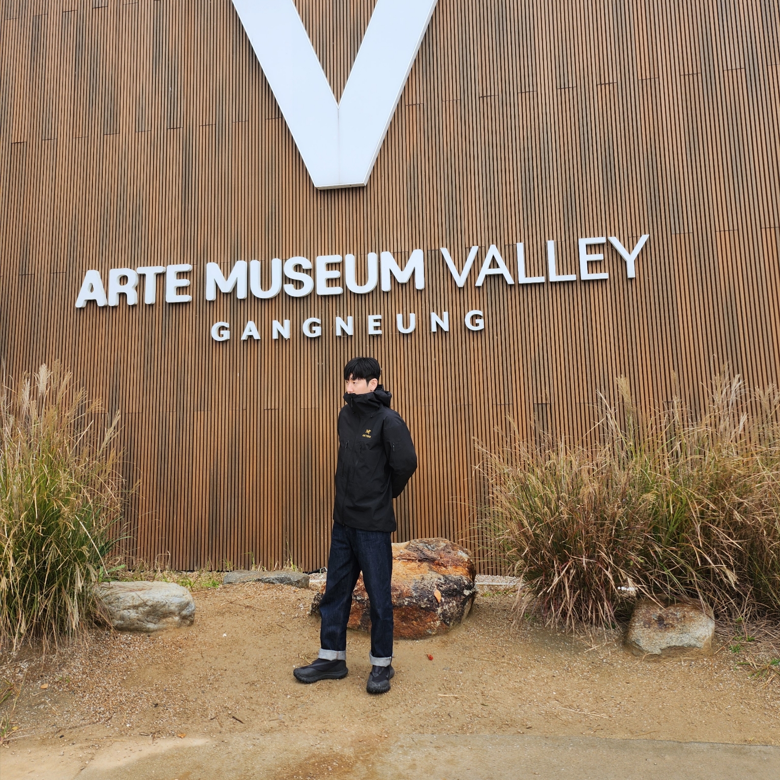 Arc'teryx Alpha SV Jacket 24K Black, Nike ACG Mountain Fly Gore-Tex Black and Dark Grey 착용 스타일