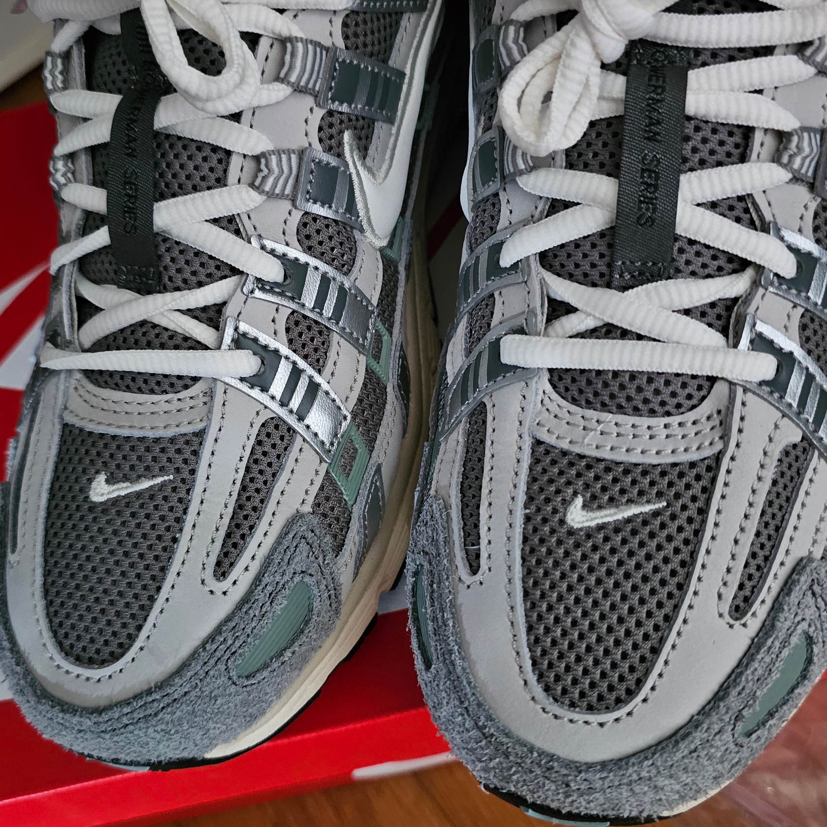 Nike P-6000 Flat Pewter Light Iron Ore 착용 스타일