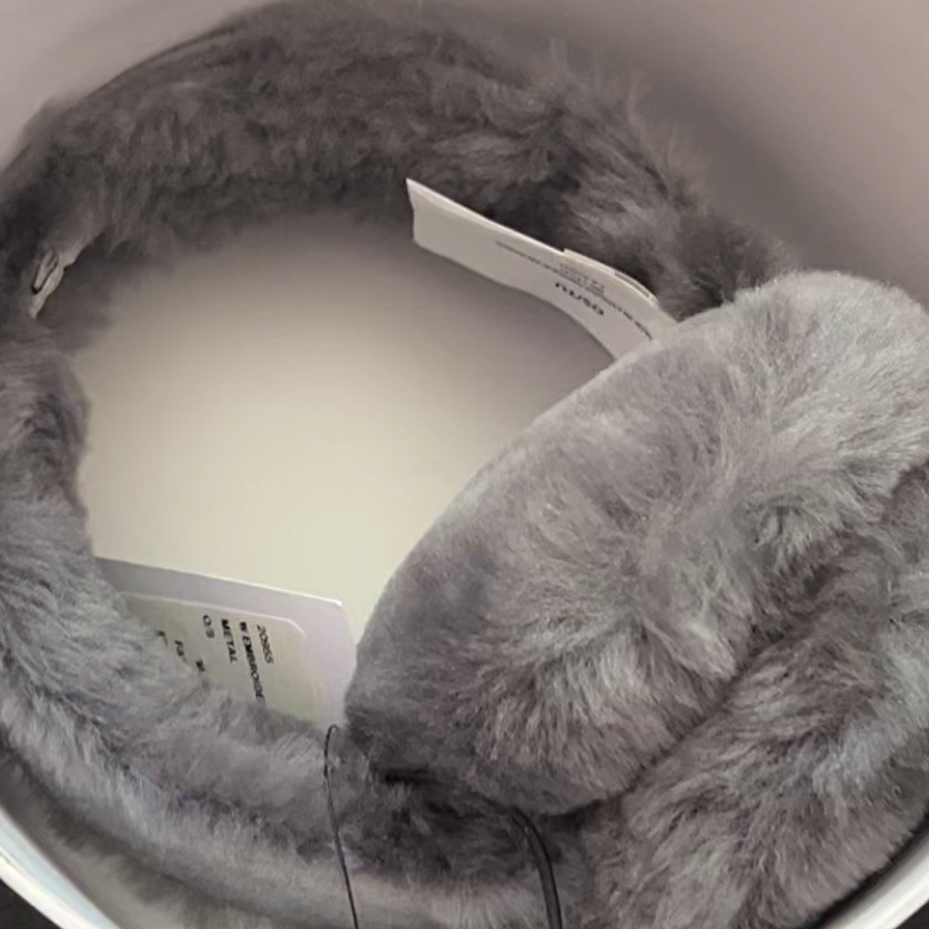 (W) UGG Embroidered Logo Earmuff Metal 착용 스타일