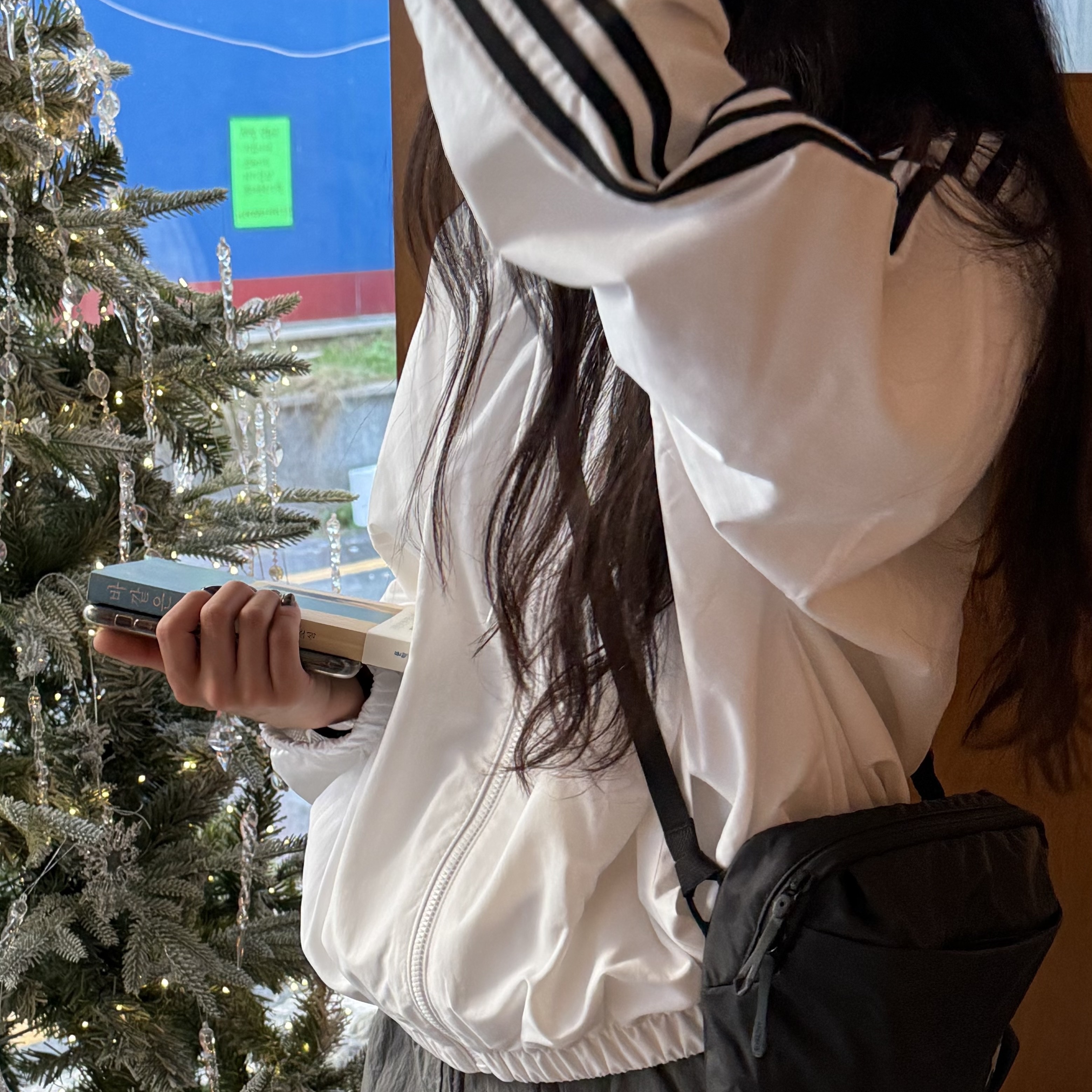 (W) Adidas Essential 3-Stripes Woven Windbreaker Jacket White - US Sizing, Arc'teryx Heliad 6 Crossbody Bag Black 착용 스타일 - 2