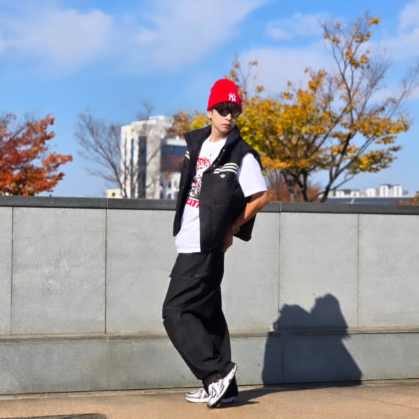 Adidas Originals 70s Padded Gilet Black - KR Sizing, Supreme x Ducati Bike T-Shirt White - 24SS 착용 스타일 - 3