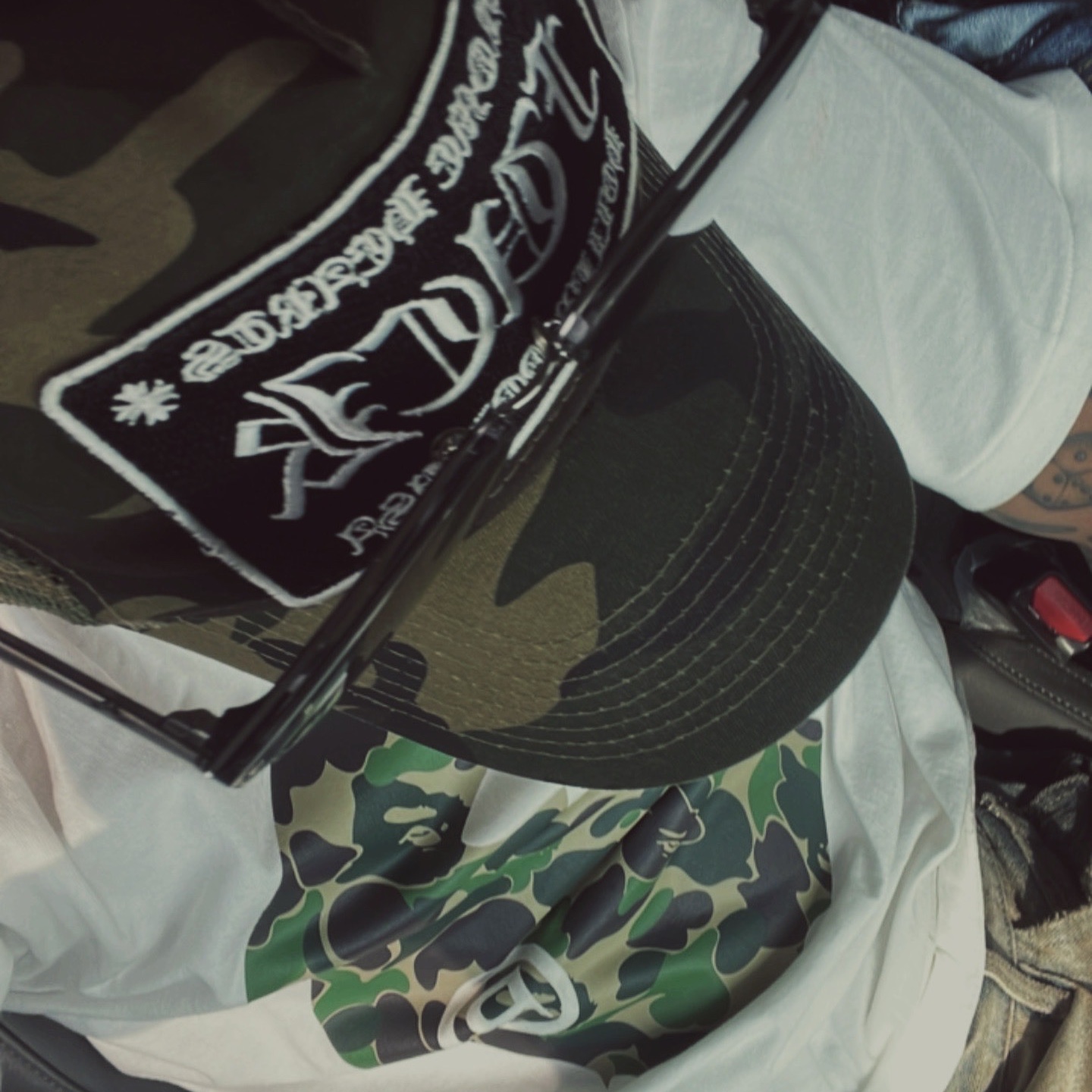 Chrome Hearts Fuck Hollywood Trucker Hat Black White, Hansroom Chrome Hearts Tiny CH cross Charm 착용 스타일 - 2