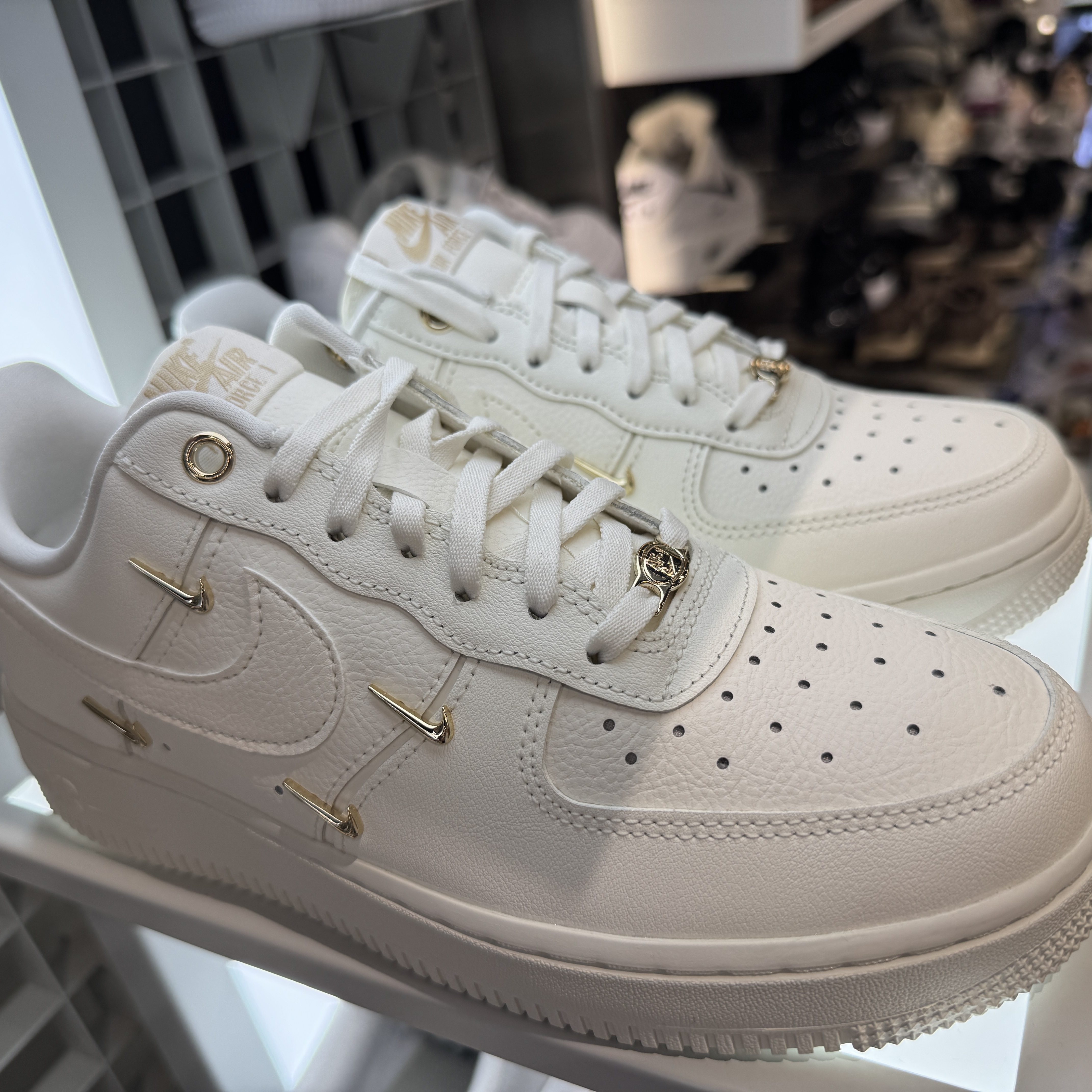 (W) Nike Air Force 1 Low '07 LX Sail Metallic Gold 착용 스타일