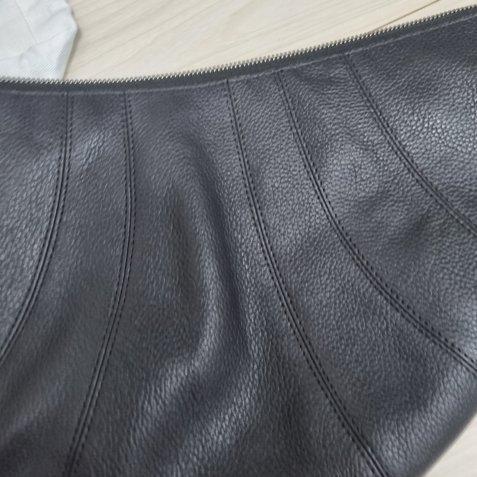Lemaire Medium Croissant Bag Soft Grained Leather Dark Chocolate 착용 스타일 - 2