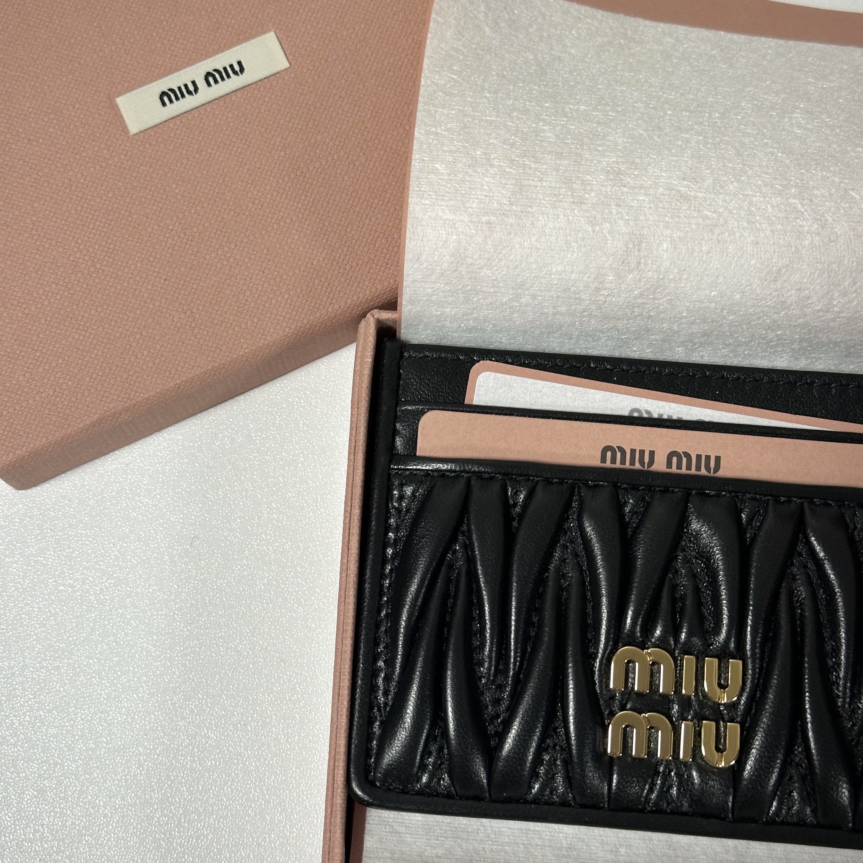 Miu Miu Matelasse Nappa Leather Card Holder Black 착용 스타일