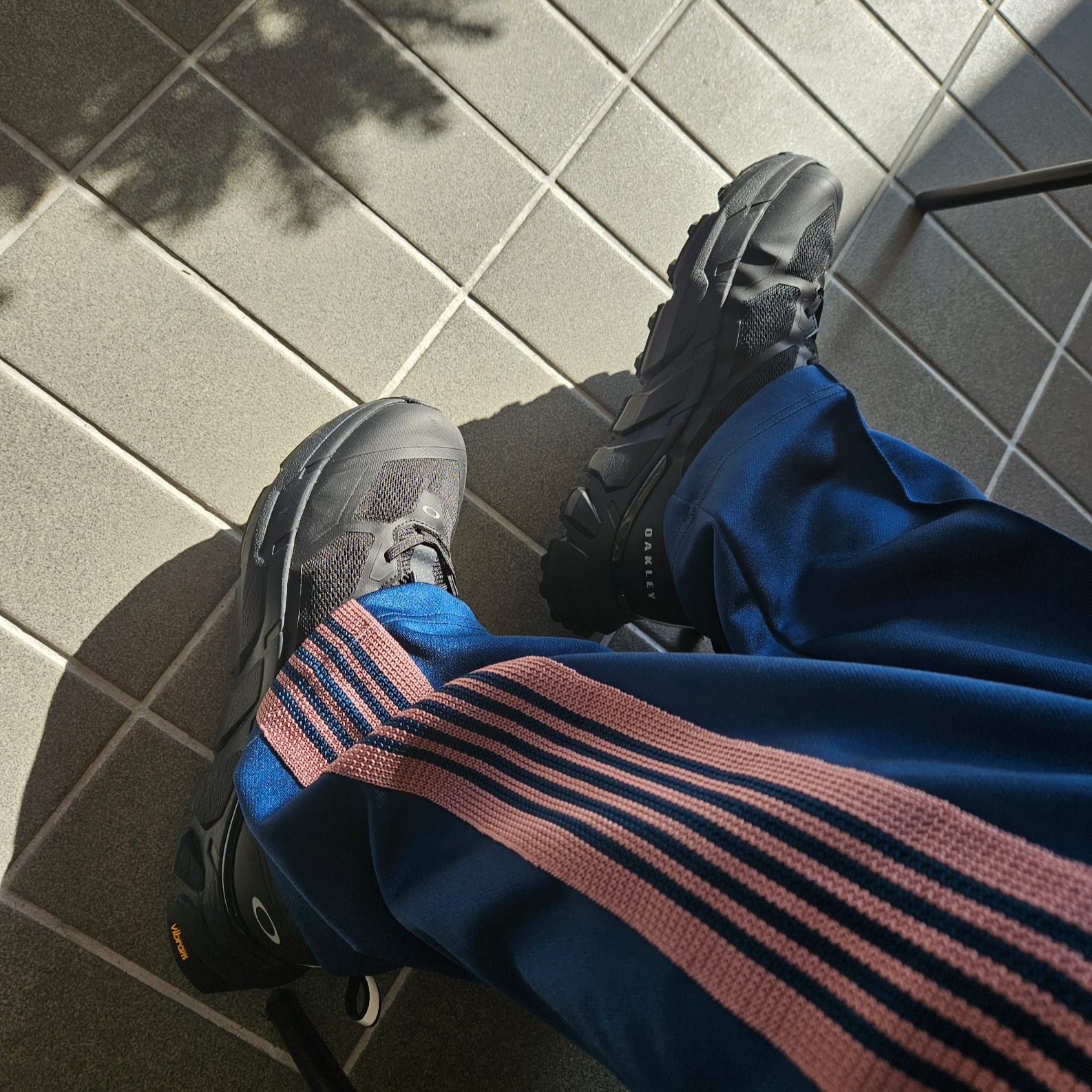 Oakley Light Breathe Triple Black, Needles Track Pants Poly Smooth Navy 착용 스타일