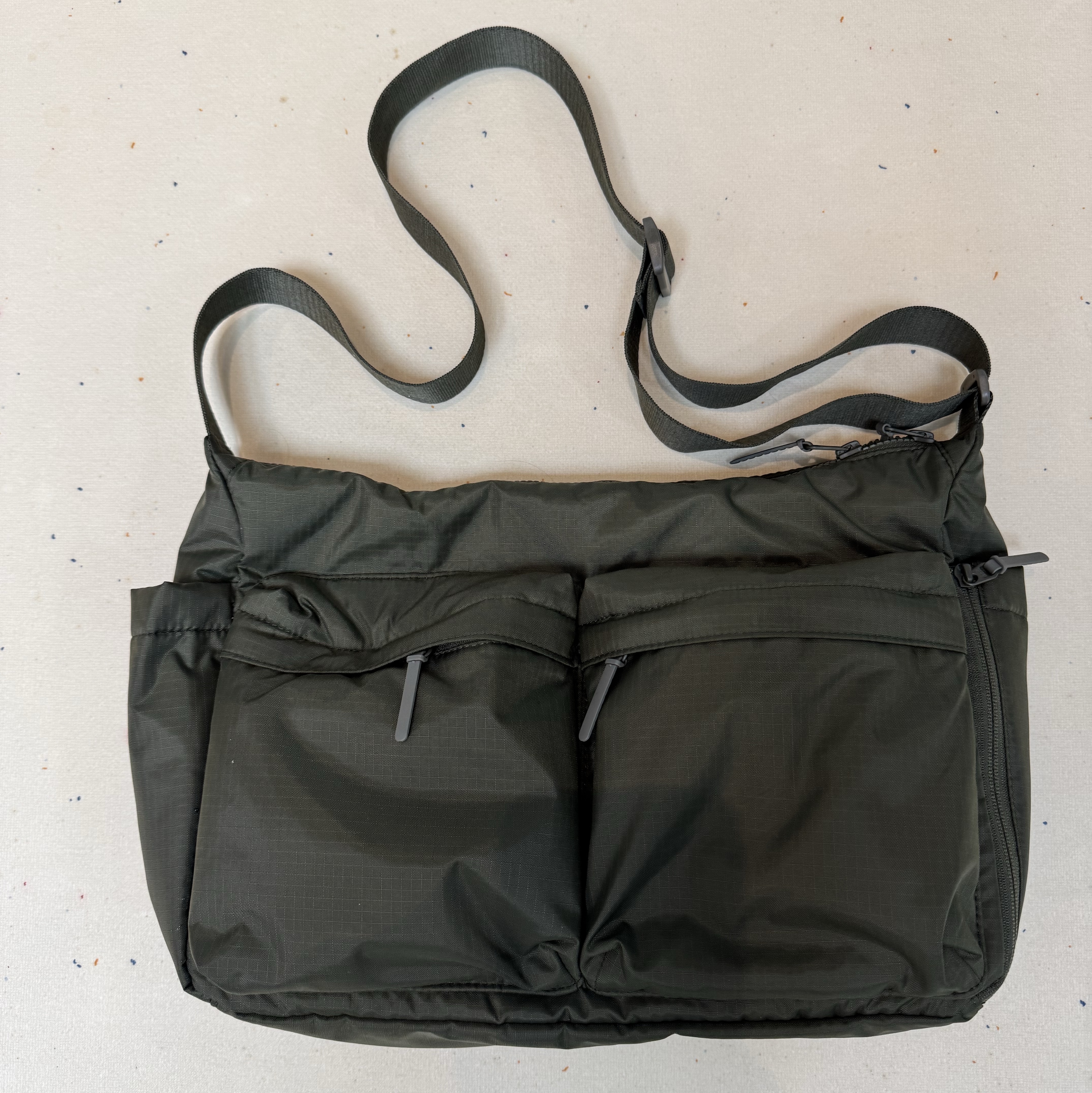 Uniqlo Multi Pocket Shoulder Bag Olive 착용 스타일 - 1