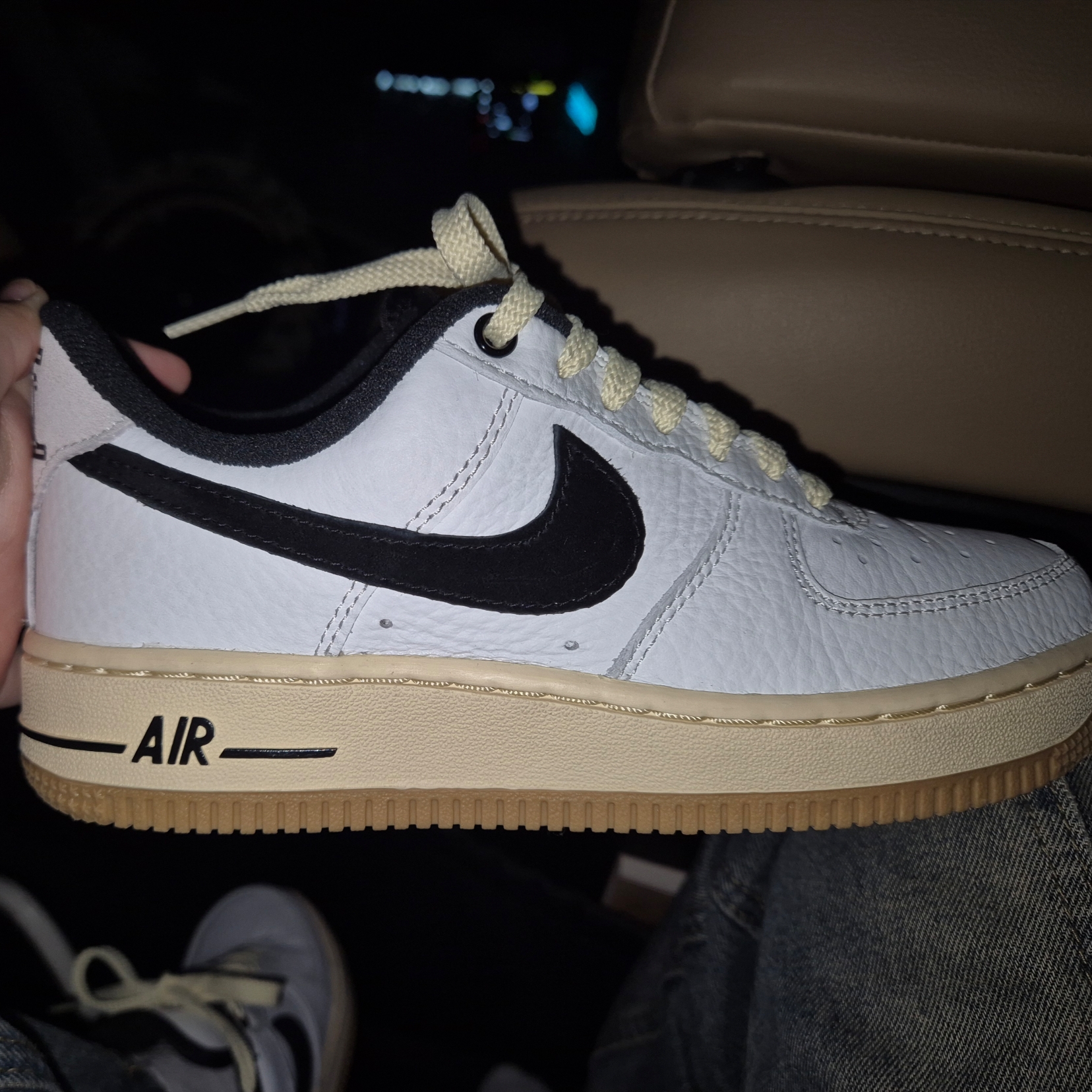 (W) Nike Air Force 1 '07 LX Black and Summit White 착용 스타일