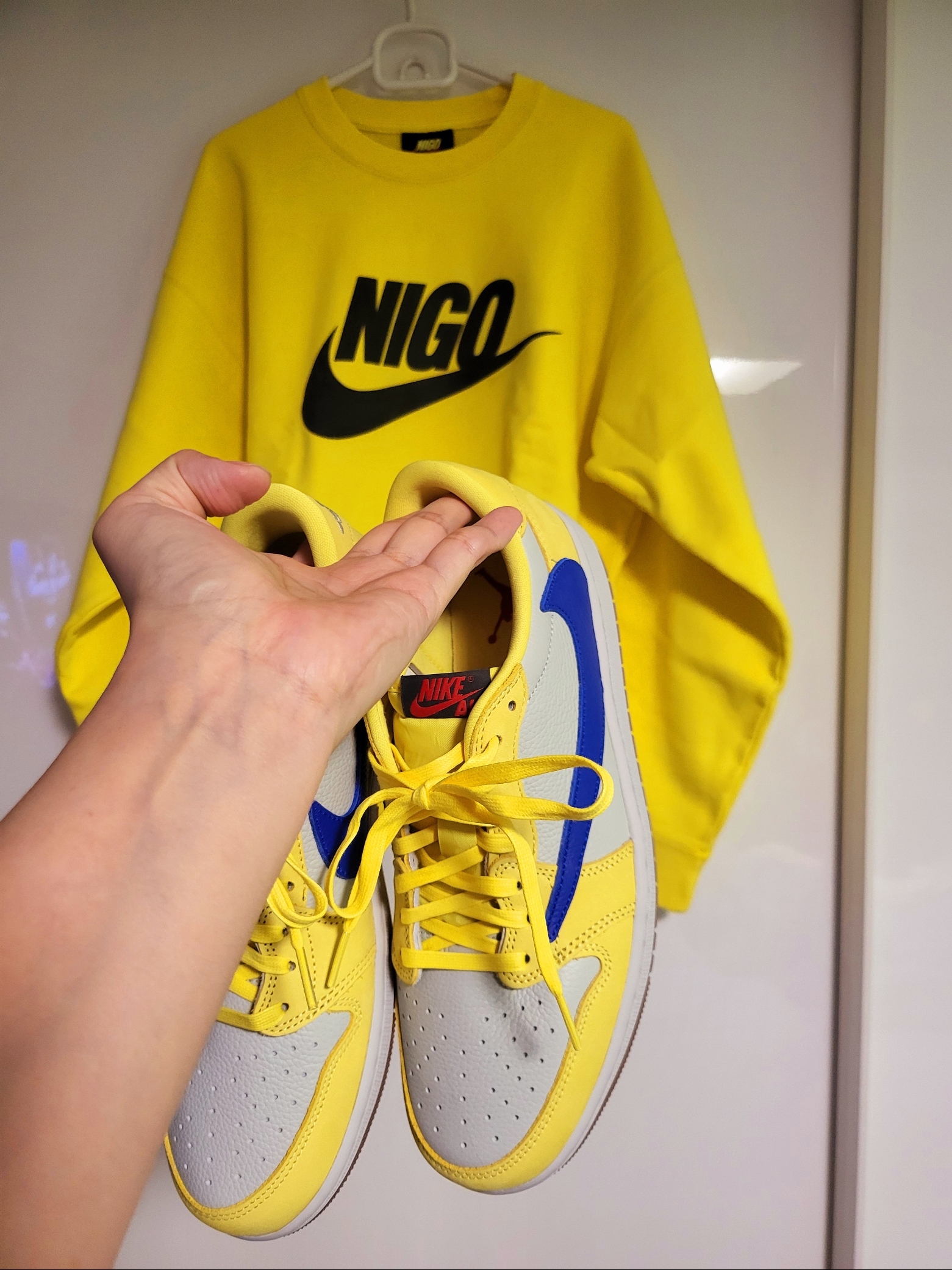 Nike x Nigo Fleece Crewneck Sweatshirt Speed Yellow (FV5941-735), (W) Jordan 1 x Travis Scott Retro Low OG SP Canary 착용 스타일 - 1