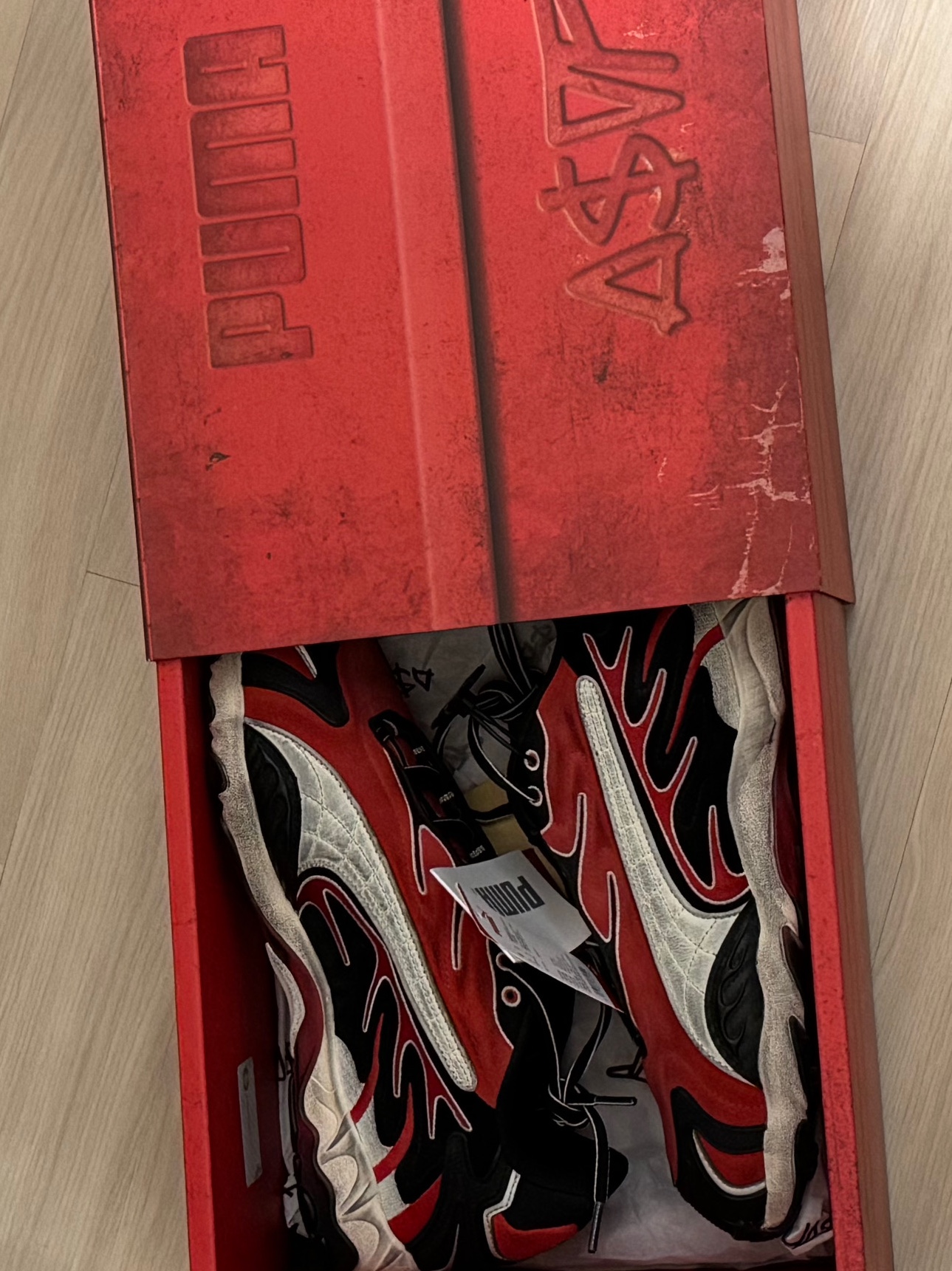 Puma x A$AP Rocky Inhale Distressed Puma Black Pop Red, Zara Utility Cargo Jeans Black 착용 스타일 - 1
