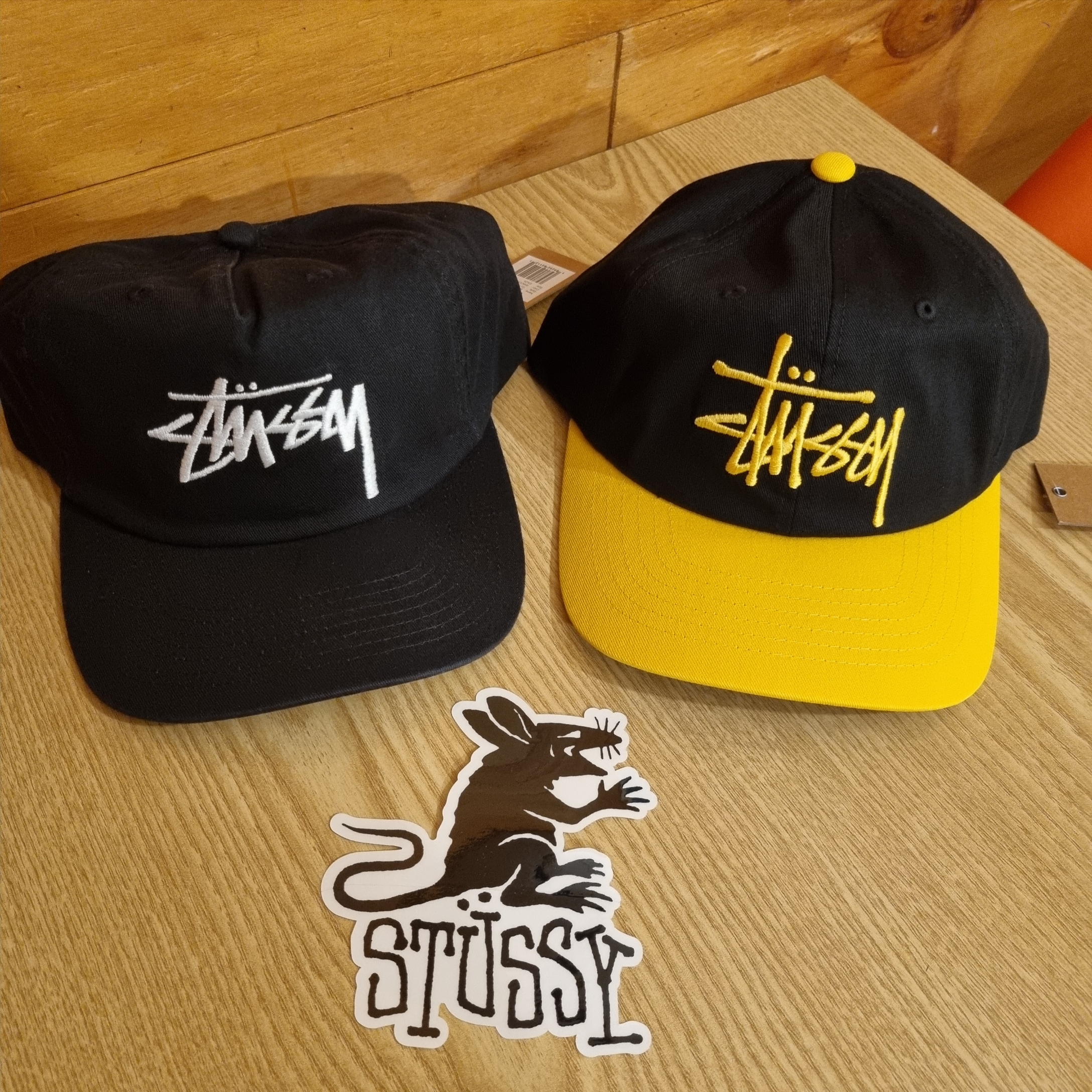 Stussy Low Profile Big Basic Snapback Black Gold 착용 스타일