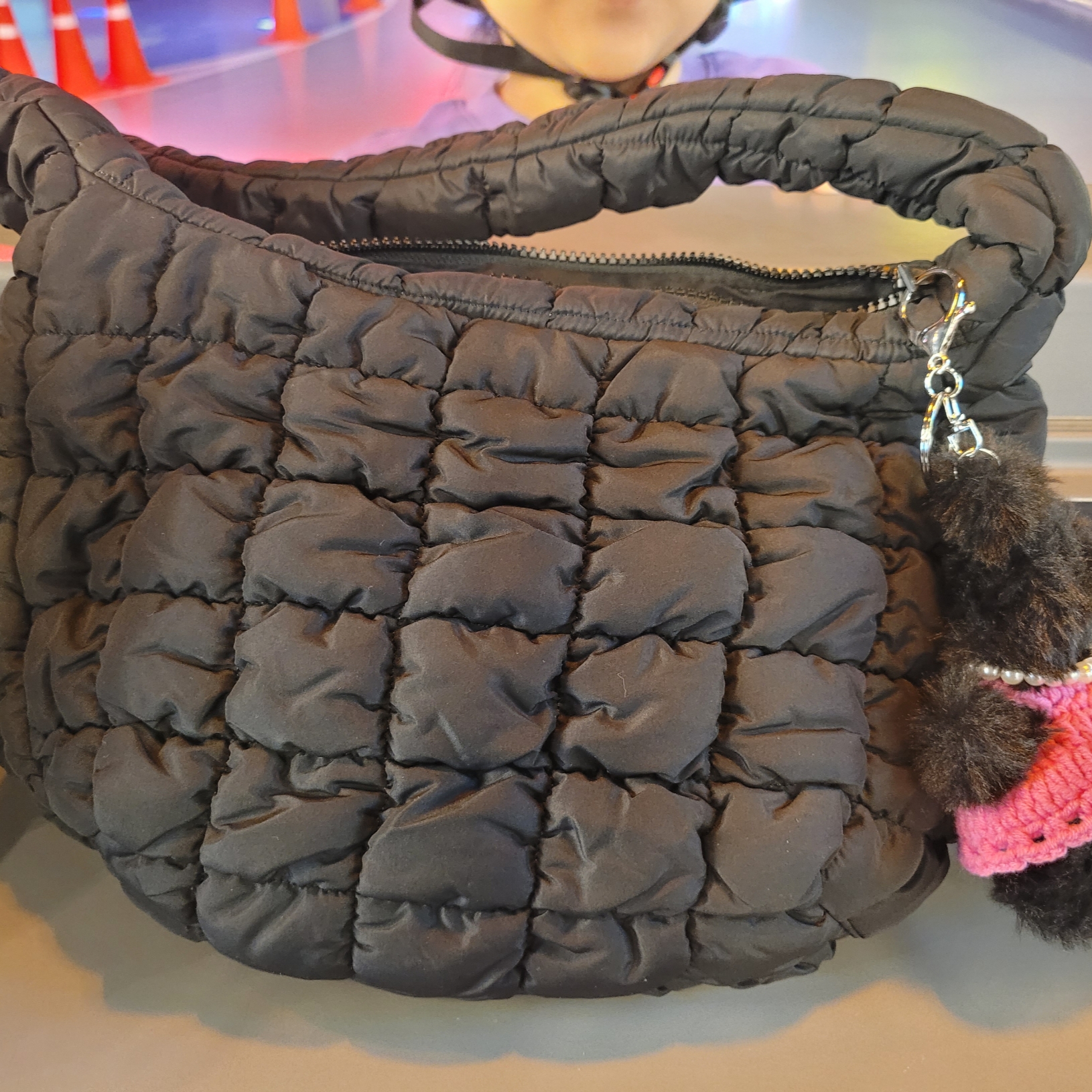 COS Quilted Messenger Bag Black 착용 스타일
