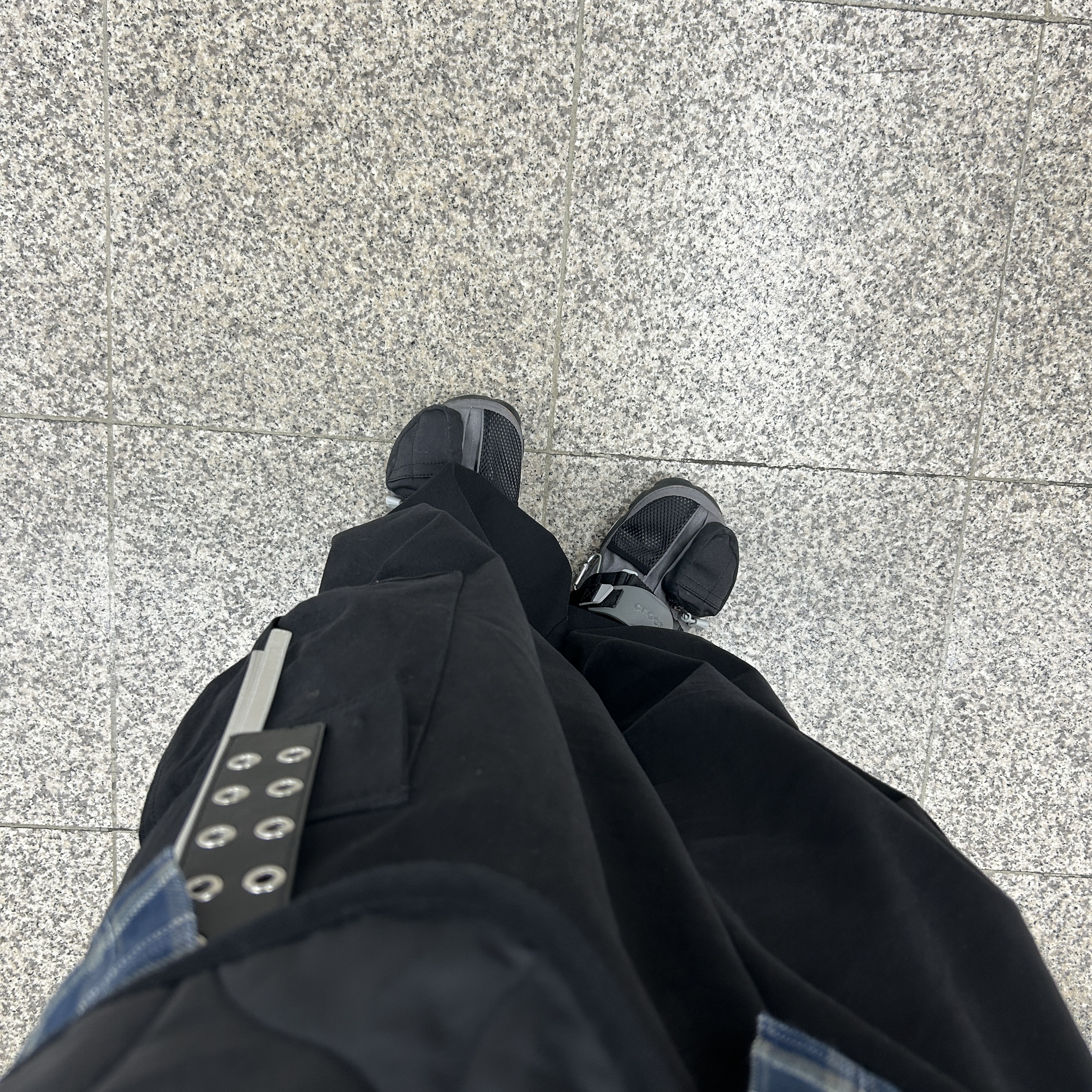 Crocs x Beams Classic All Terrain Mountain Parka Clog Grey 착용 스타일 - 4