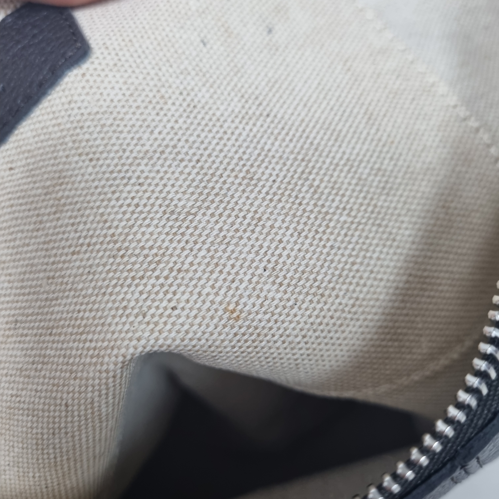 Lemaire Medium Croissant Bag Soft Grained Leather Dark Chocolate 착용 스타일 - 1