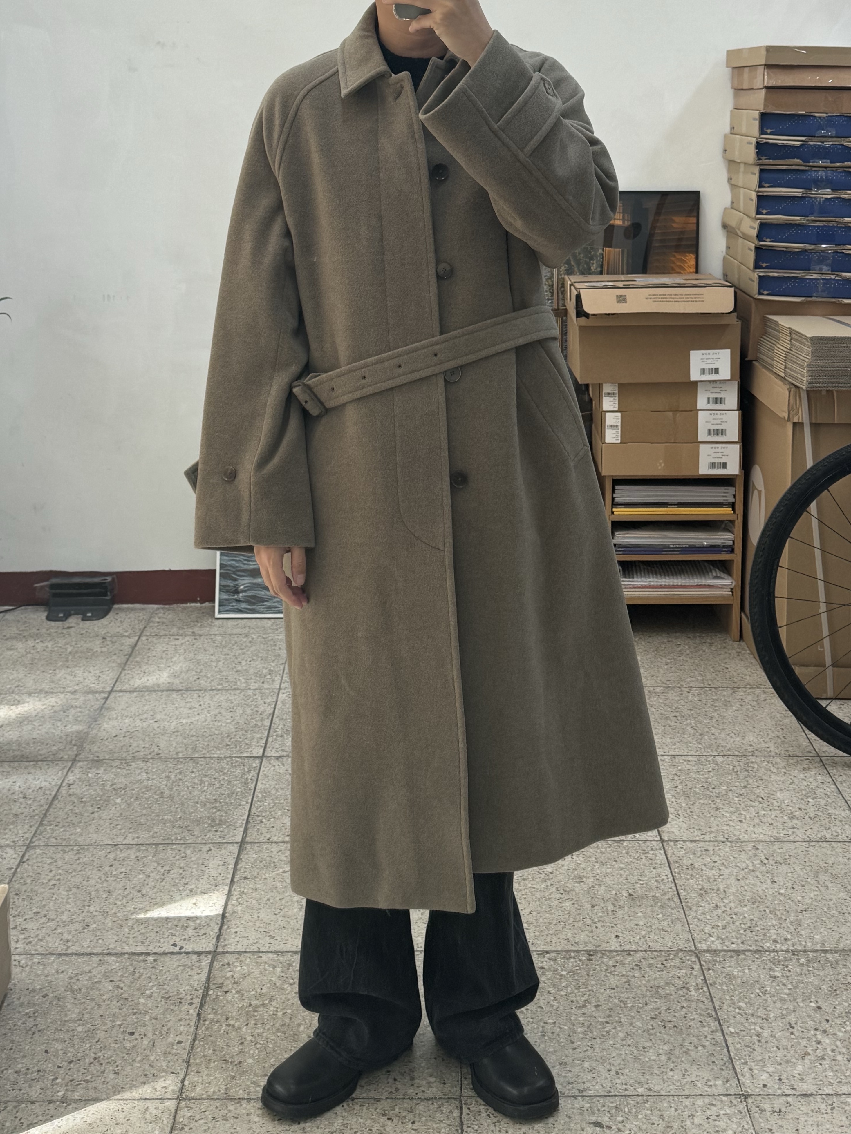 Auralee Super Fine Wool Mosser Soutien Collar Coat Black - 24AW, Auralee Super Fine Wool Mosser Soutien Collar Coat Khaki Beige - 24AW 착용 스타일 - 2