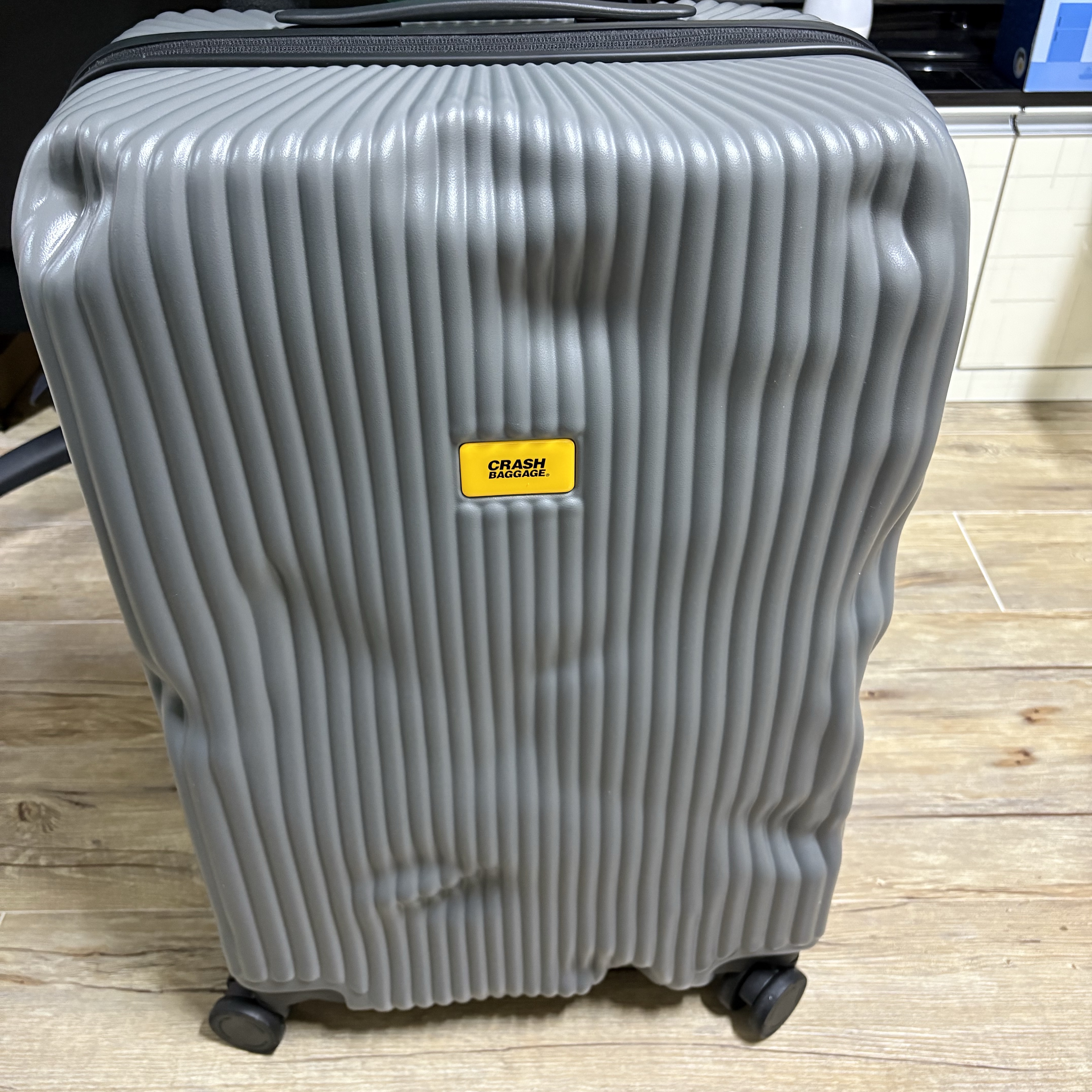 CRASH BAGGAGE Icon Stripe 26Inch Carrier Smoke Grey 착용 스타일 - 1