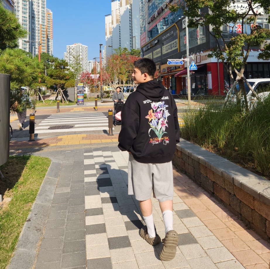 Wooyoungmi Flower Back Logo Hooded T-Shirt Black - 24SS 착용 스타일 - 1