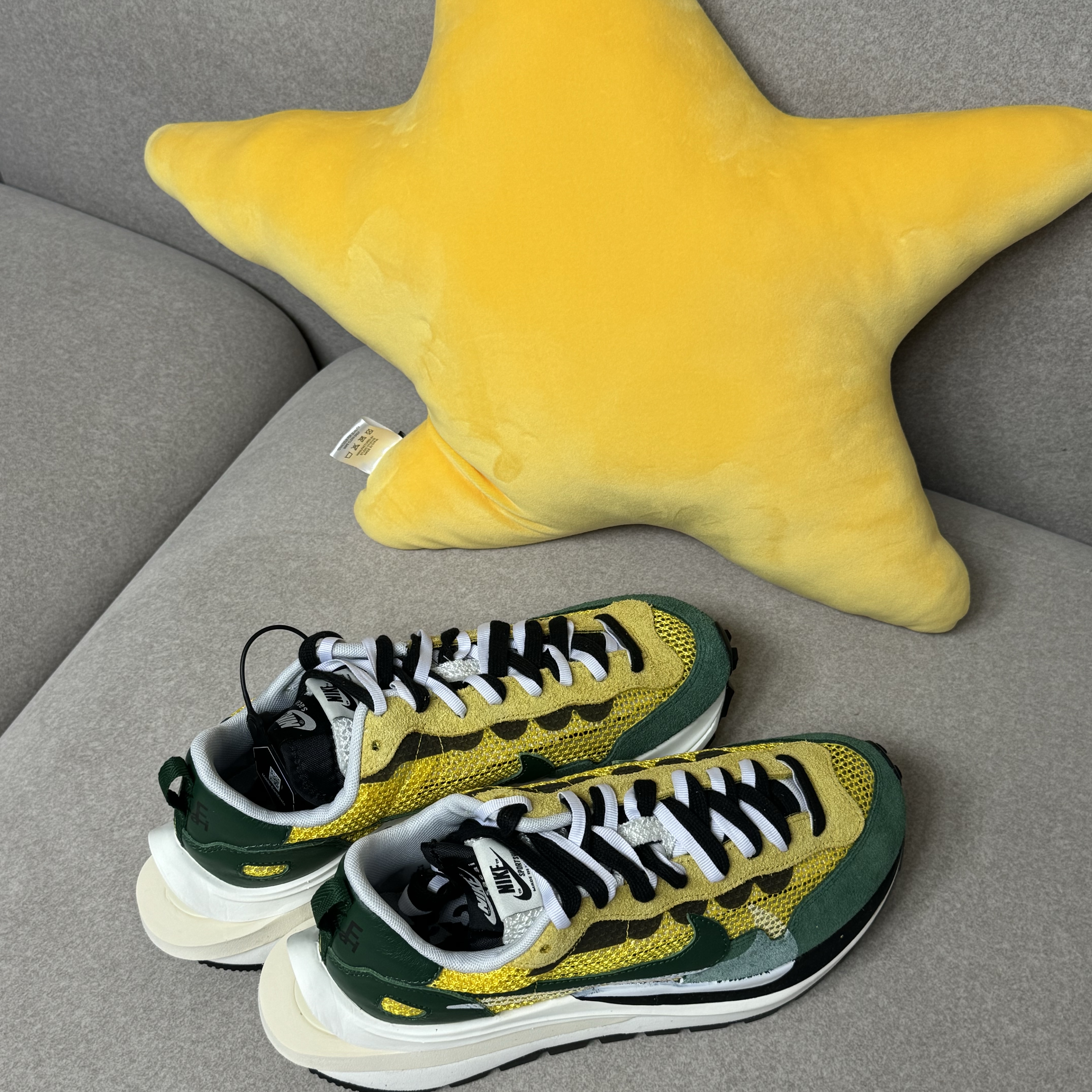 Nike x Sacai VaporWaffle Tour Yellow & Gorge Green Sail 착용 스타일