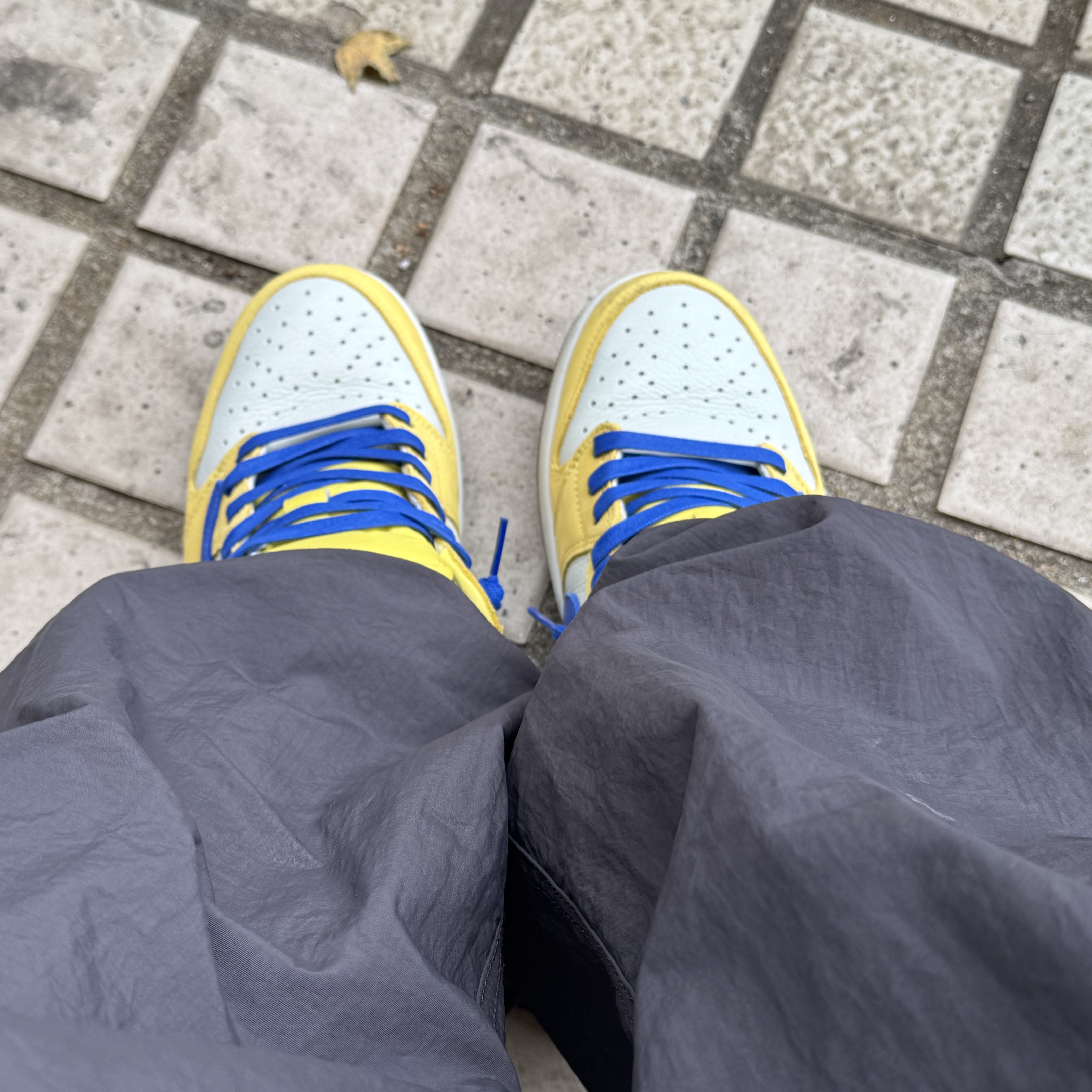 (W) Jordan 1 x Travis Scott Retro Low OG SP Canary 착용 스타일 - 1