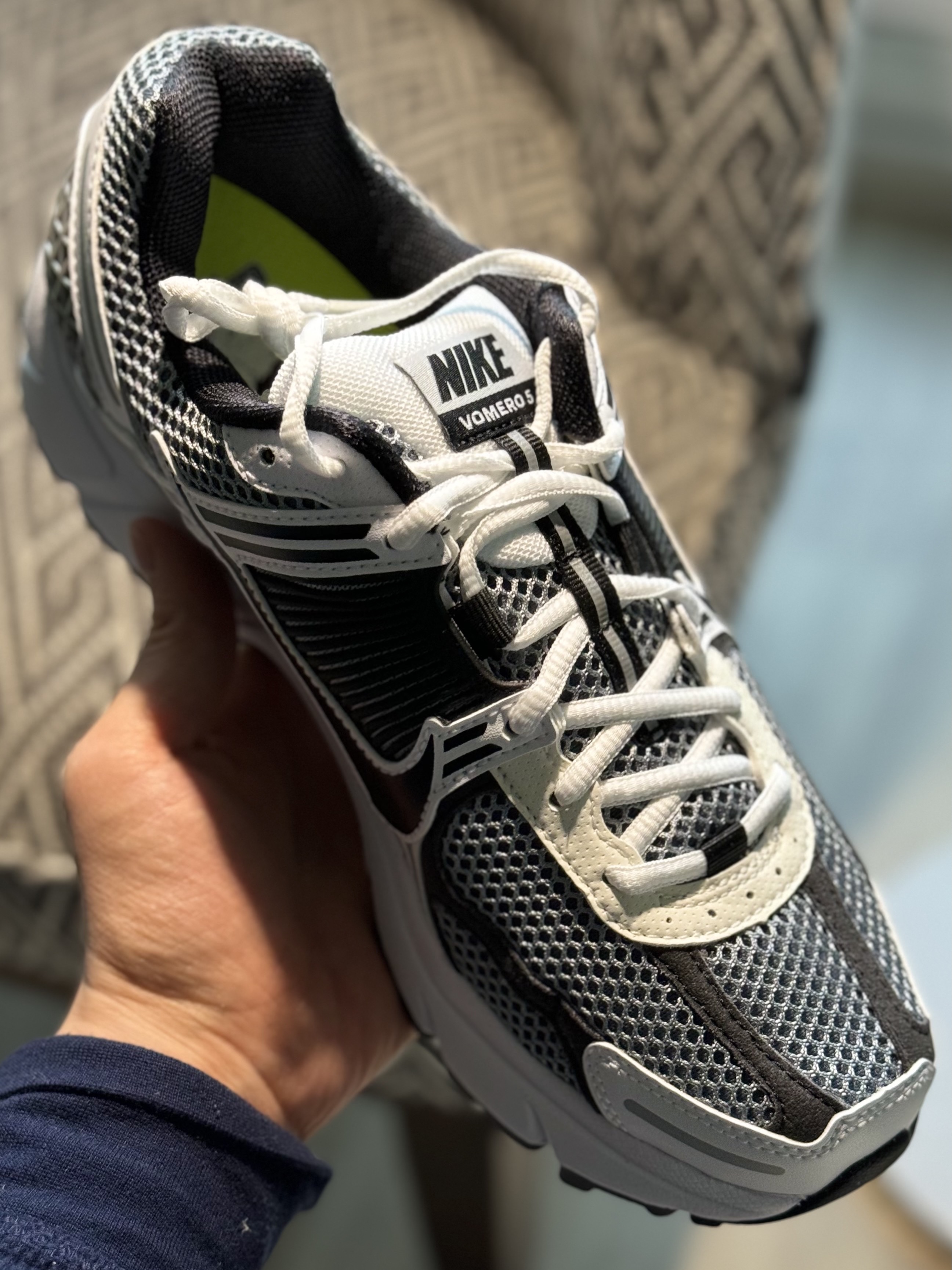 Nike Zoom Vomero 5 SE SP Dark Grey Black White 착용 스타일