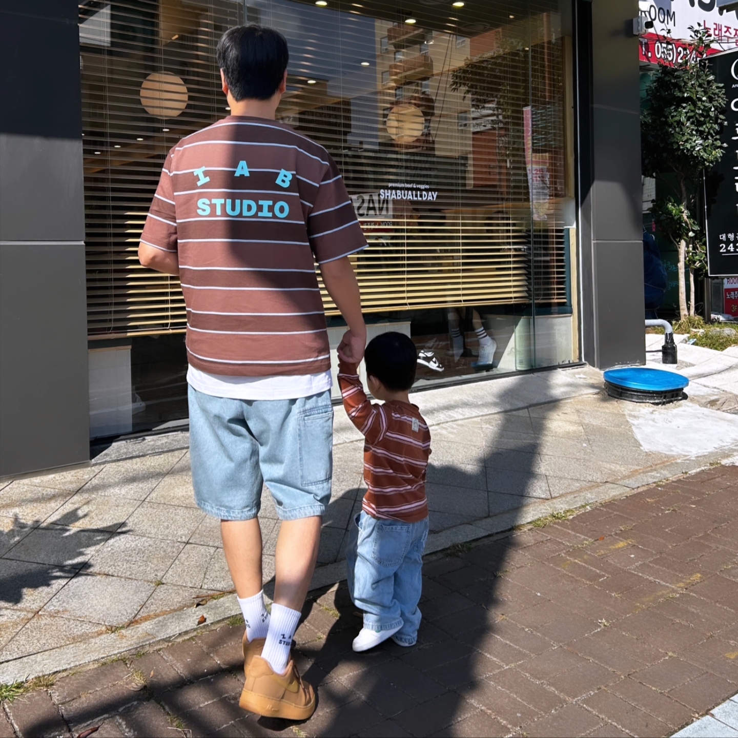 IAB Studio Striped T-Shirt Brown, Nike Air Force 1 '07 WB Flax 착용 스타일