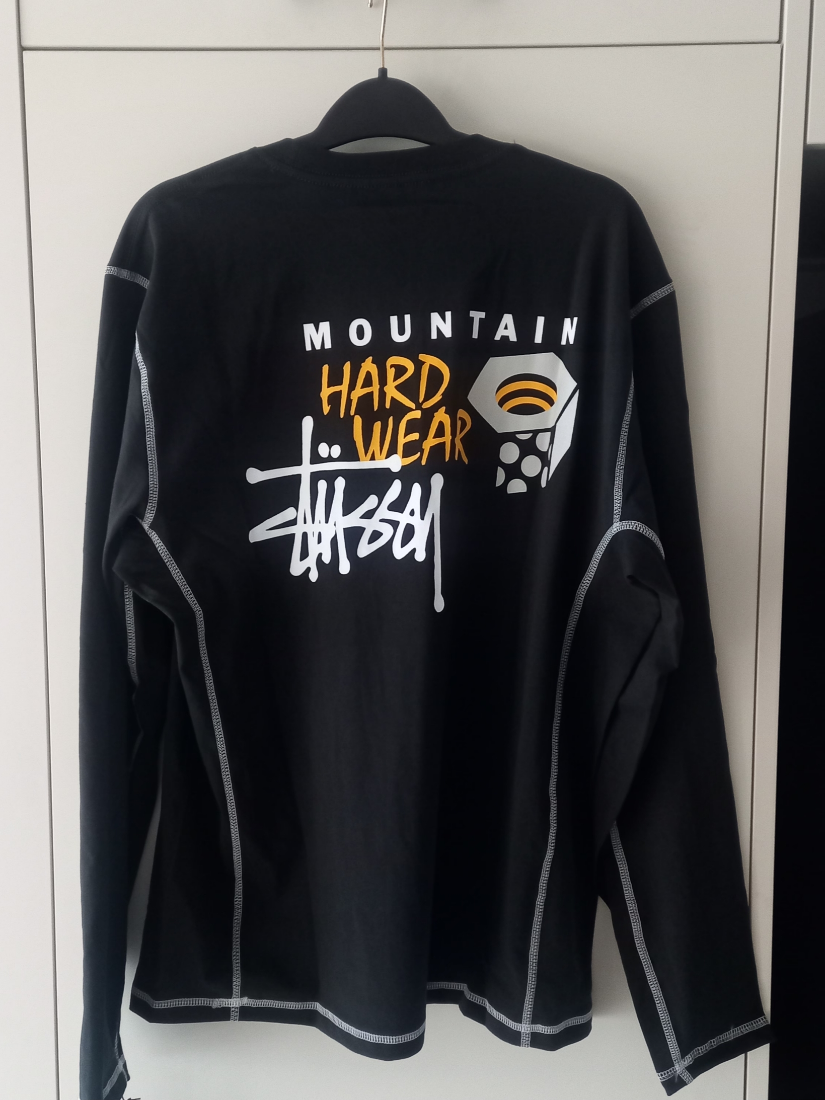 Stussy x Mountain Hardwear LS T-Shirt Stealth Grey 착용 스타일 - 1