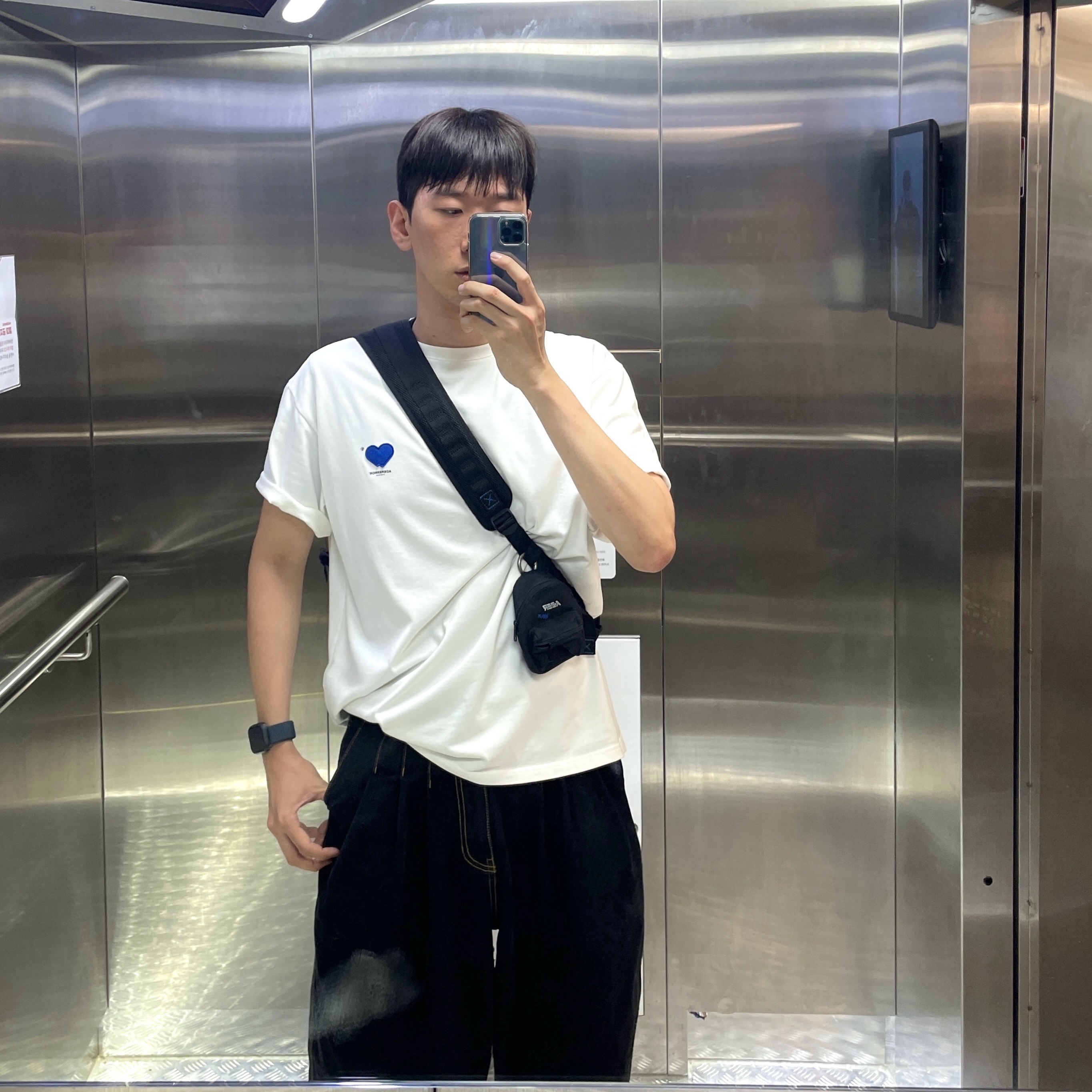 Ader Error Twin Heart Small Logo T-Shirt Off White, Ader Error x Eastpak Up-Down Sling Black 착용 스타일