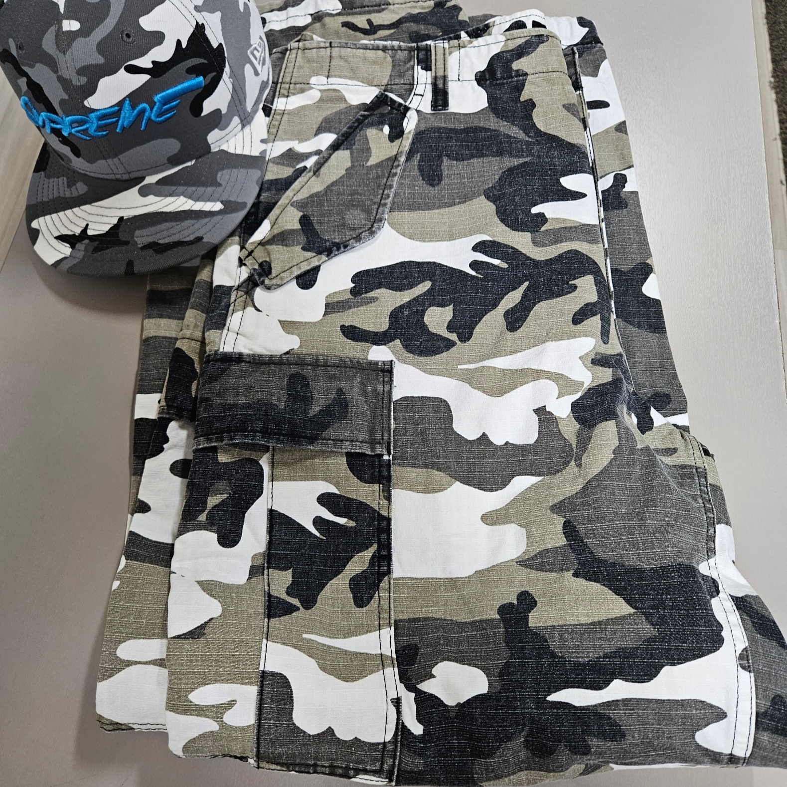 Stussy Ripstop Military Cargo Pants Ripstop Snow Camo, Supreme x Futura x New Era Snow Camo - 24SS 착용 스타일 - 1