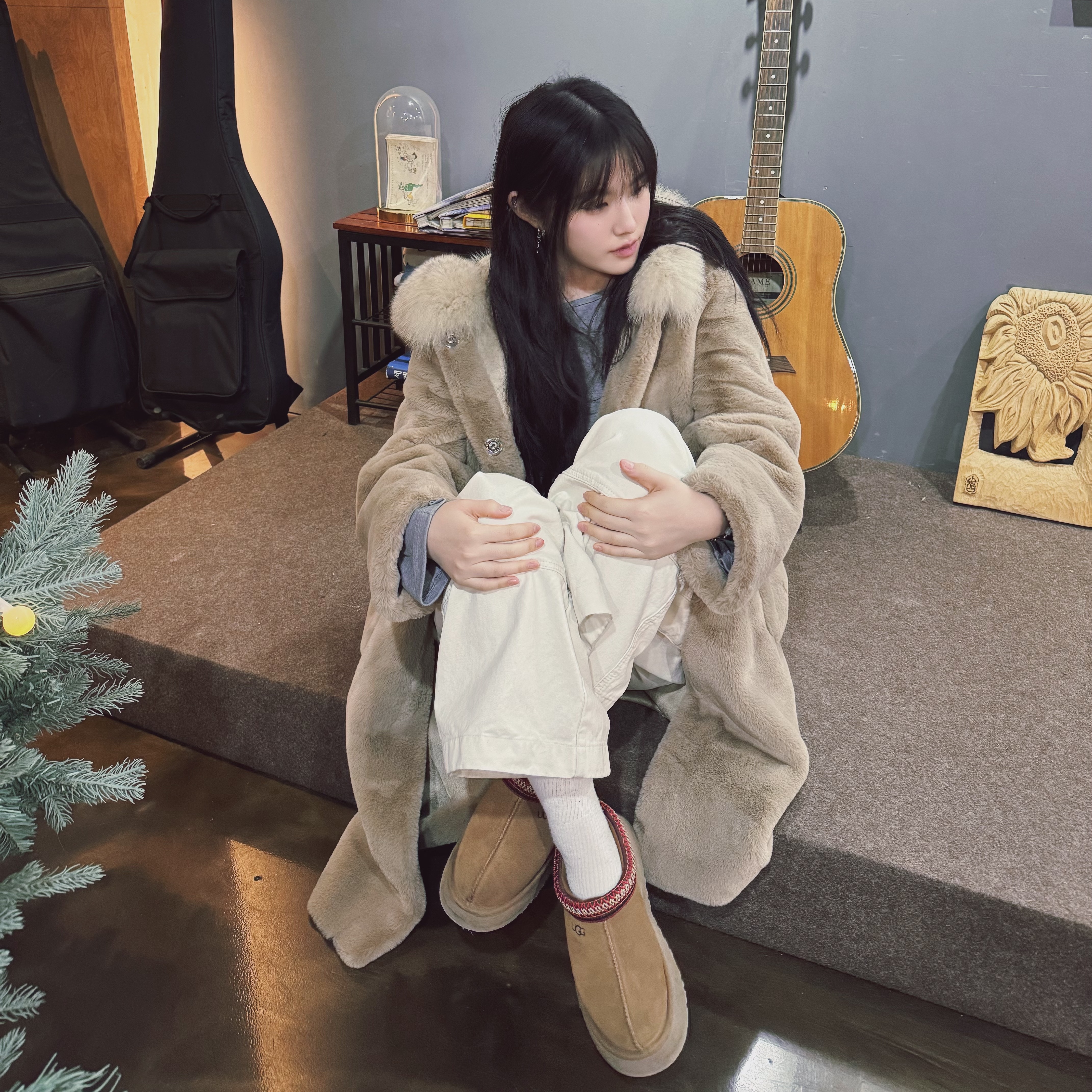 (W) UGG Tazz Slipper Chestnut 착용 스타일 - 2
