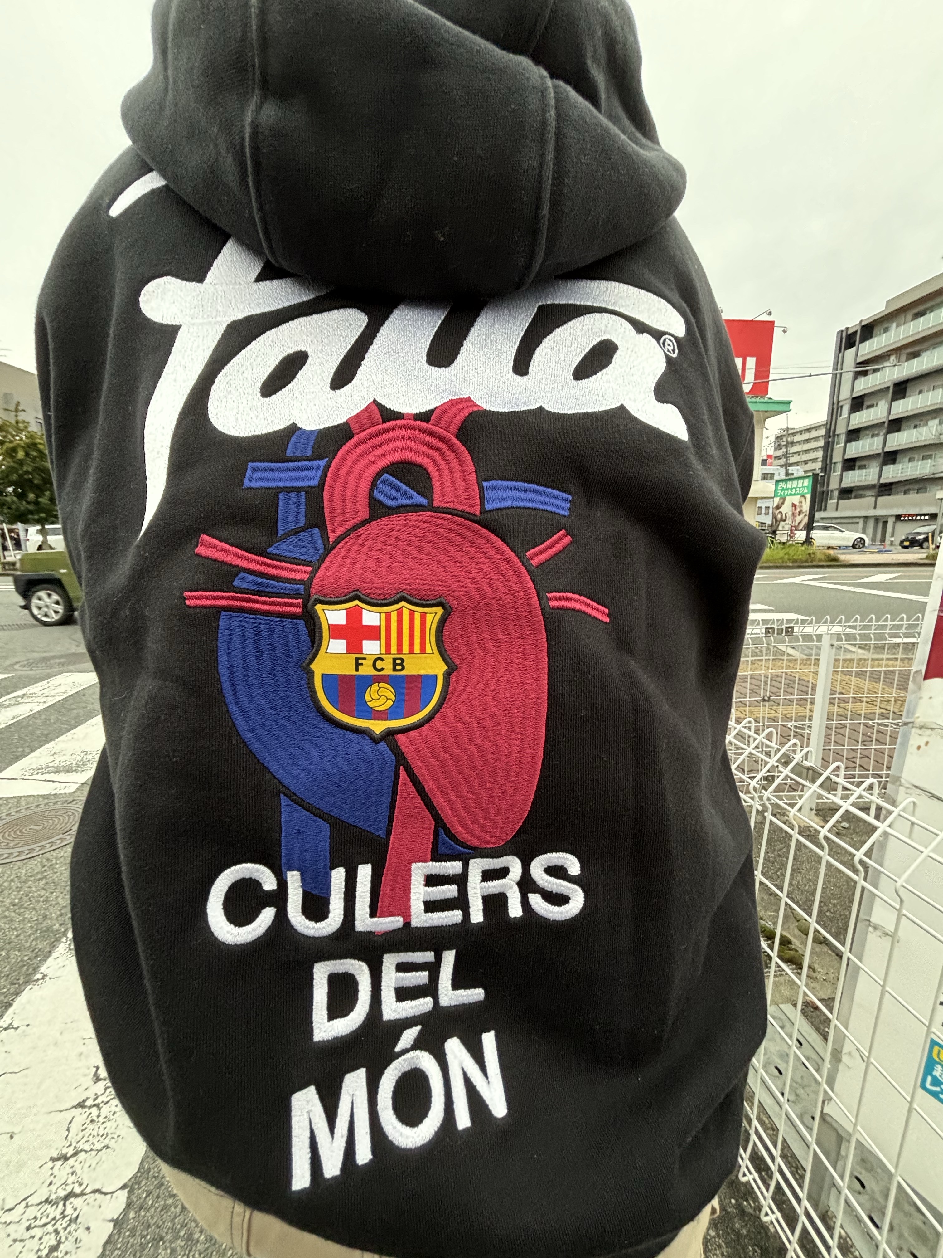 Nike x Patta x FC Barcelona Solo Swoosh Hoodie Culers del Món (FD4147-010) 착용 스타일