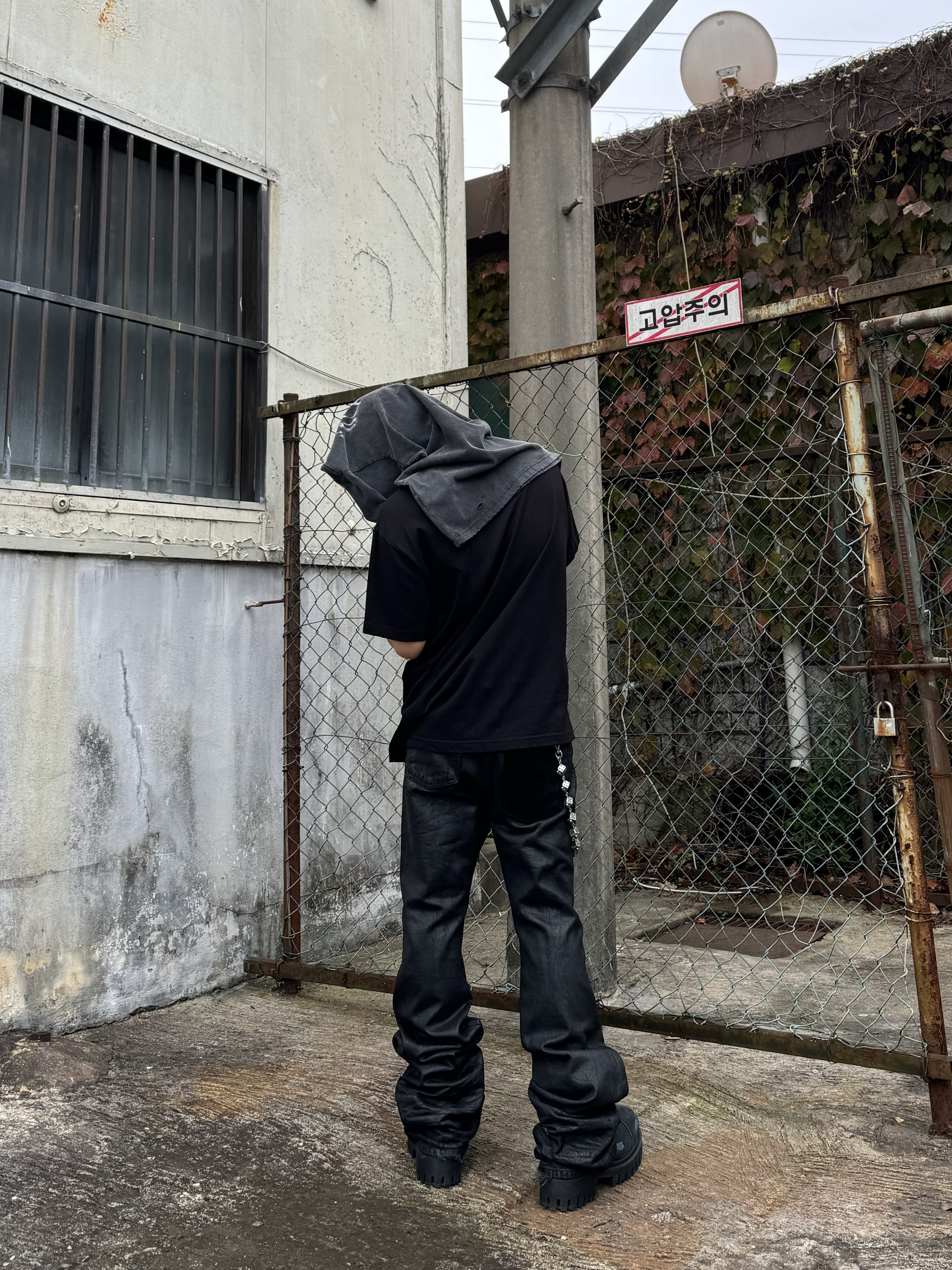 Balenciaga Combat Strike 20mm Boots Black, Undermycar x Emostanceclub Emoun Destroyed Cowhide Suede Red Stitch Denim Toreador - 23FW 착용 스타일 - 2