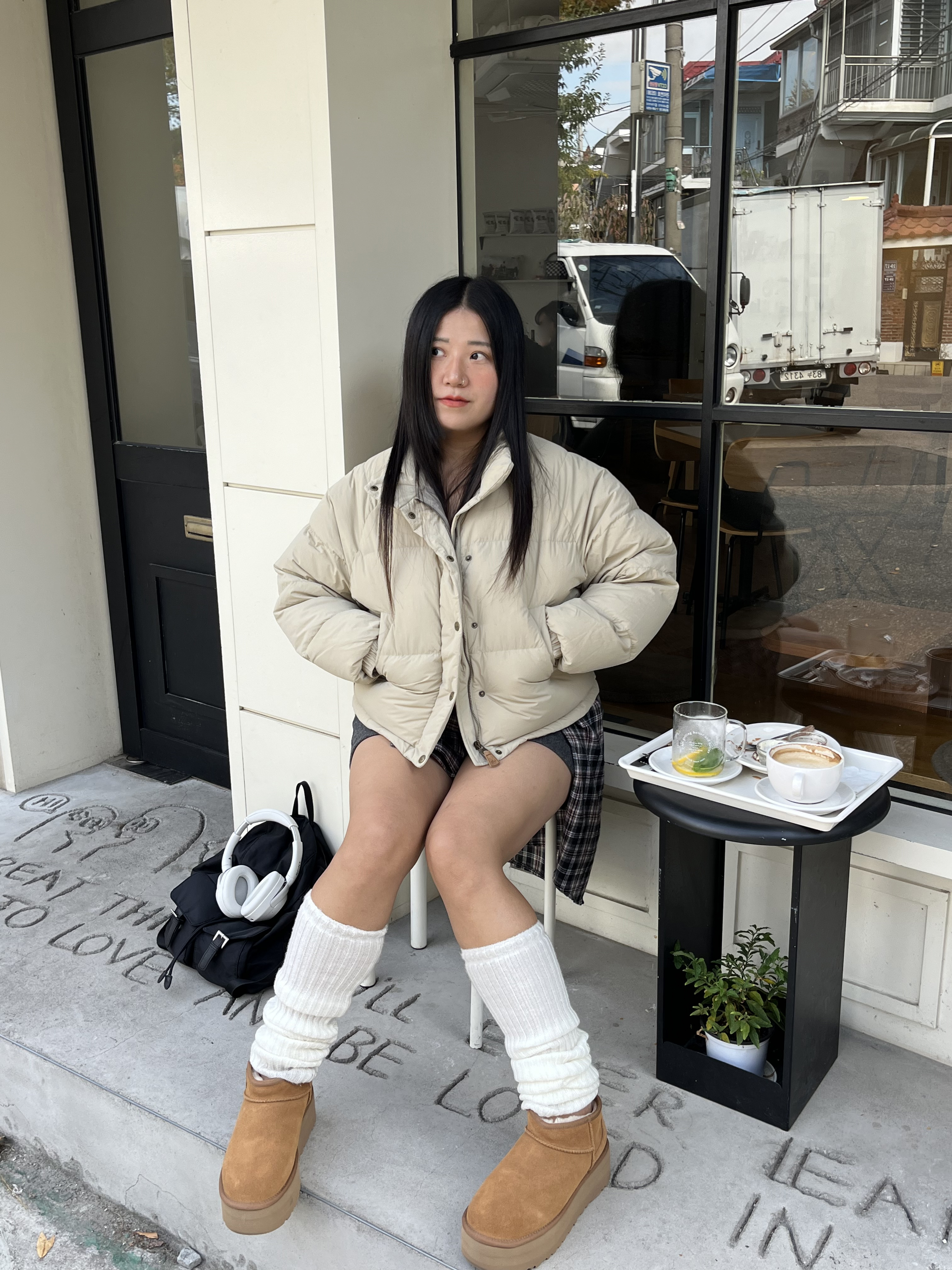 (W) UGG Classic Ultra Mini Platform Boots Chestnut 착용 스타일 - 2