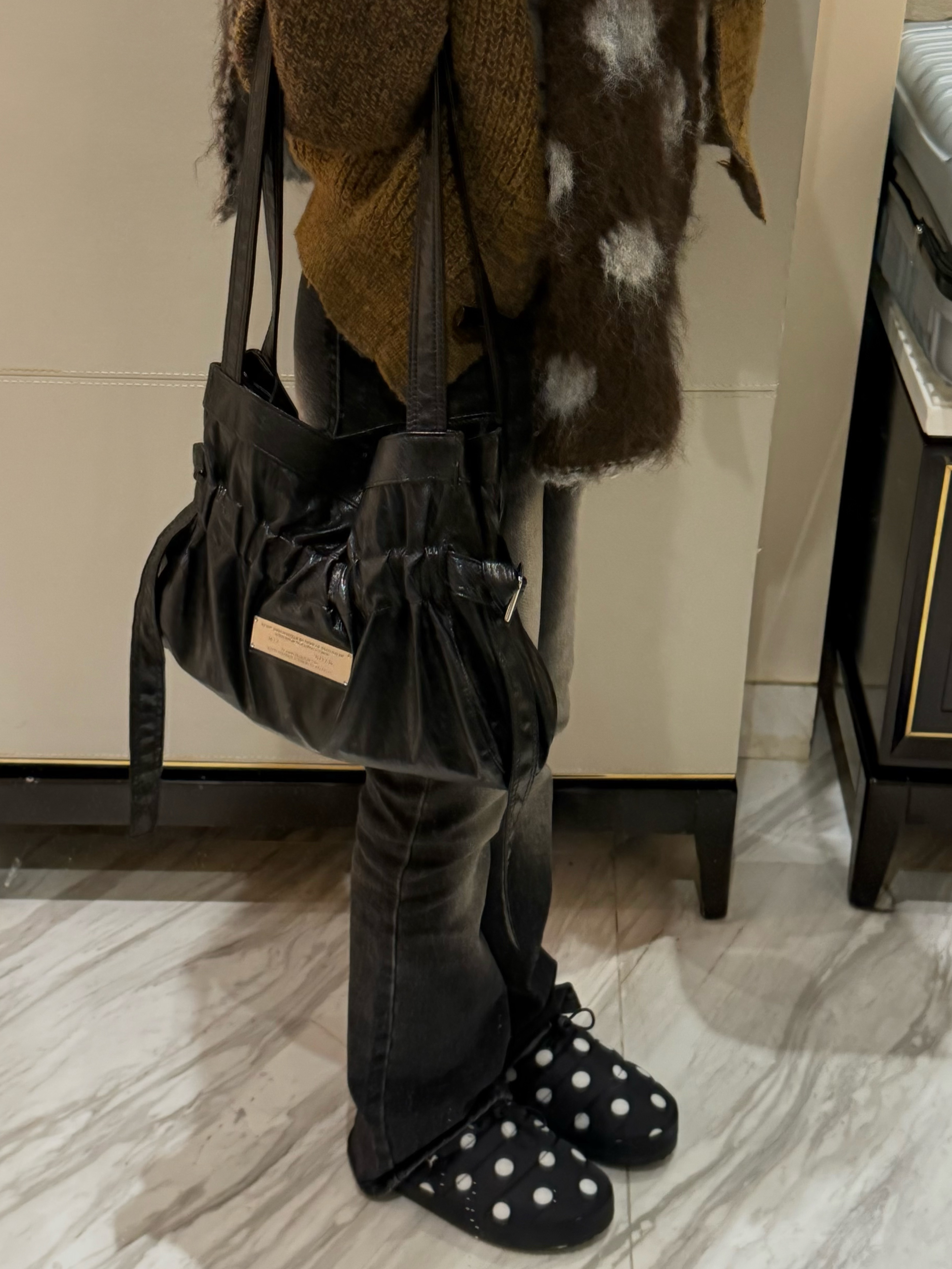 Puma Tuff Padded Polka Dot Black, Matin Kim Faux Leather Seashell Mini Bag Black 착용 스타일 - 1