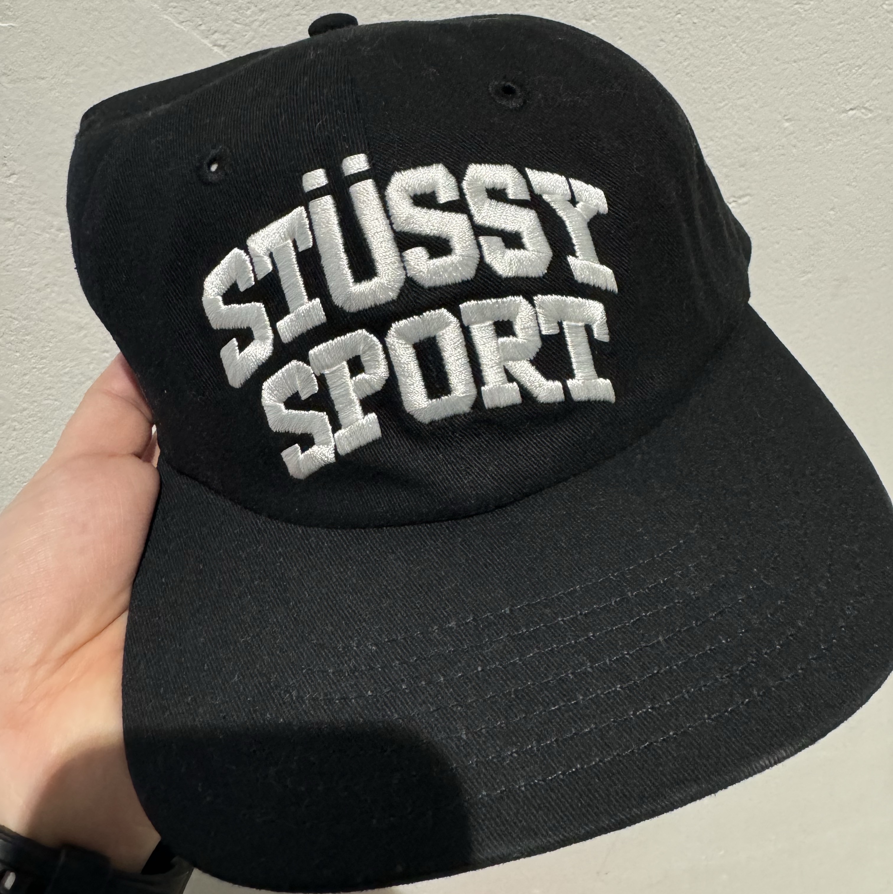 Stussy Mid-Depth Sport Snapback Black Matallic 착용 스타일
