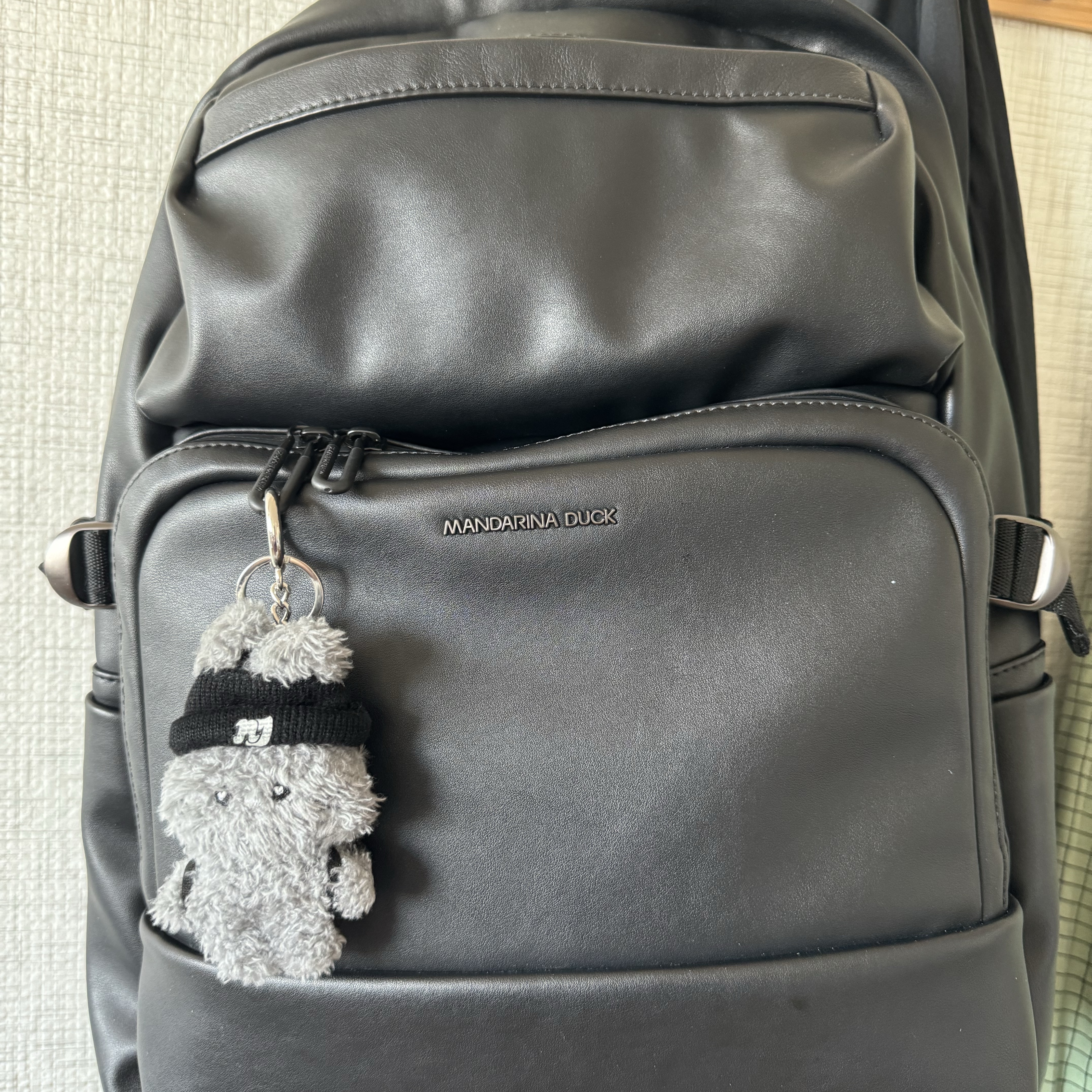 NewJeans Bunini Mini Costume Keyring Gray 착용 스타일