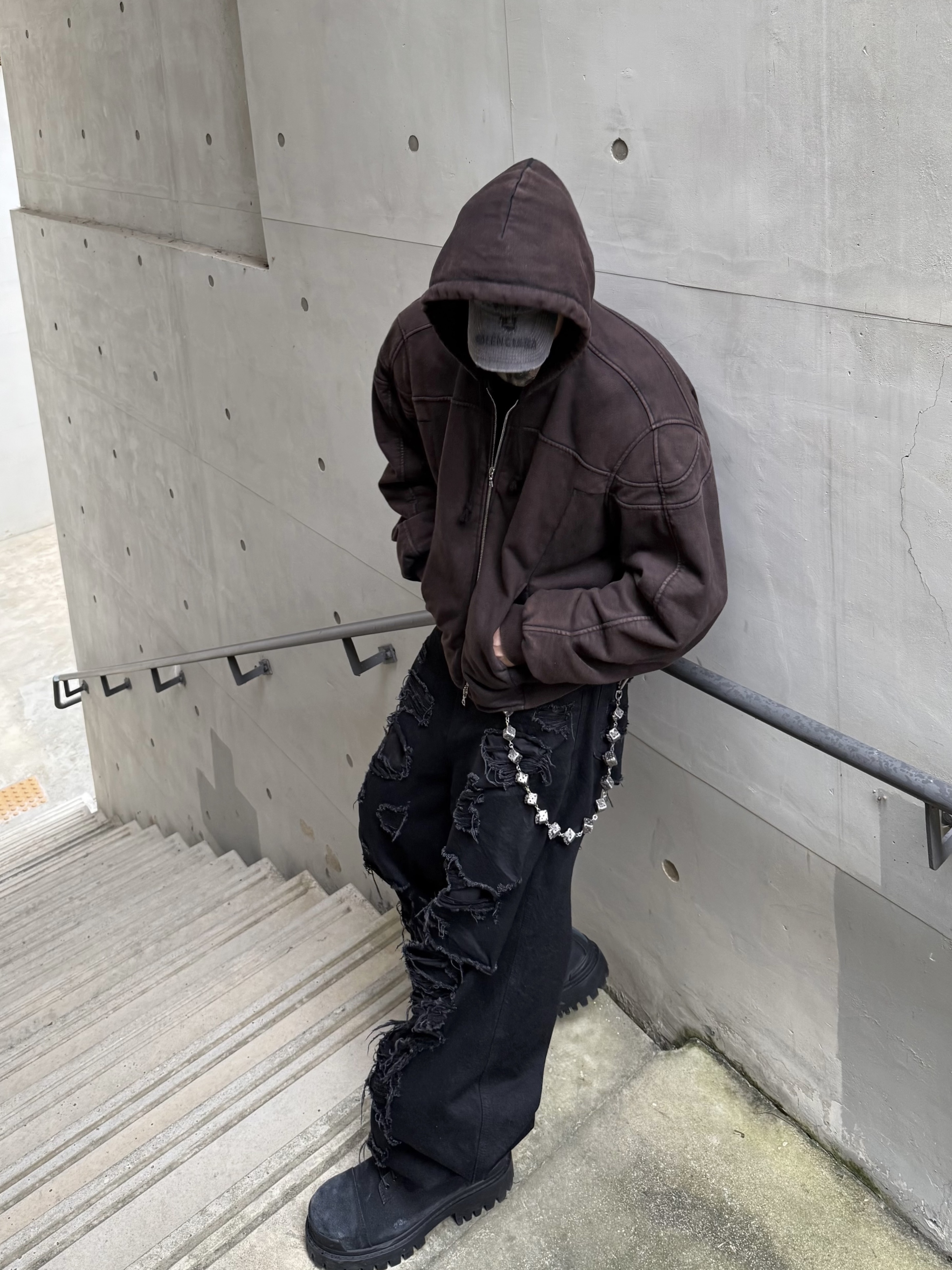 Balenciaga Combat Strike 20mm Boots Black 착용 스타일 - 1