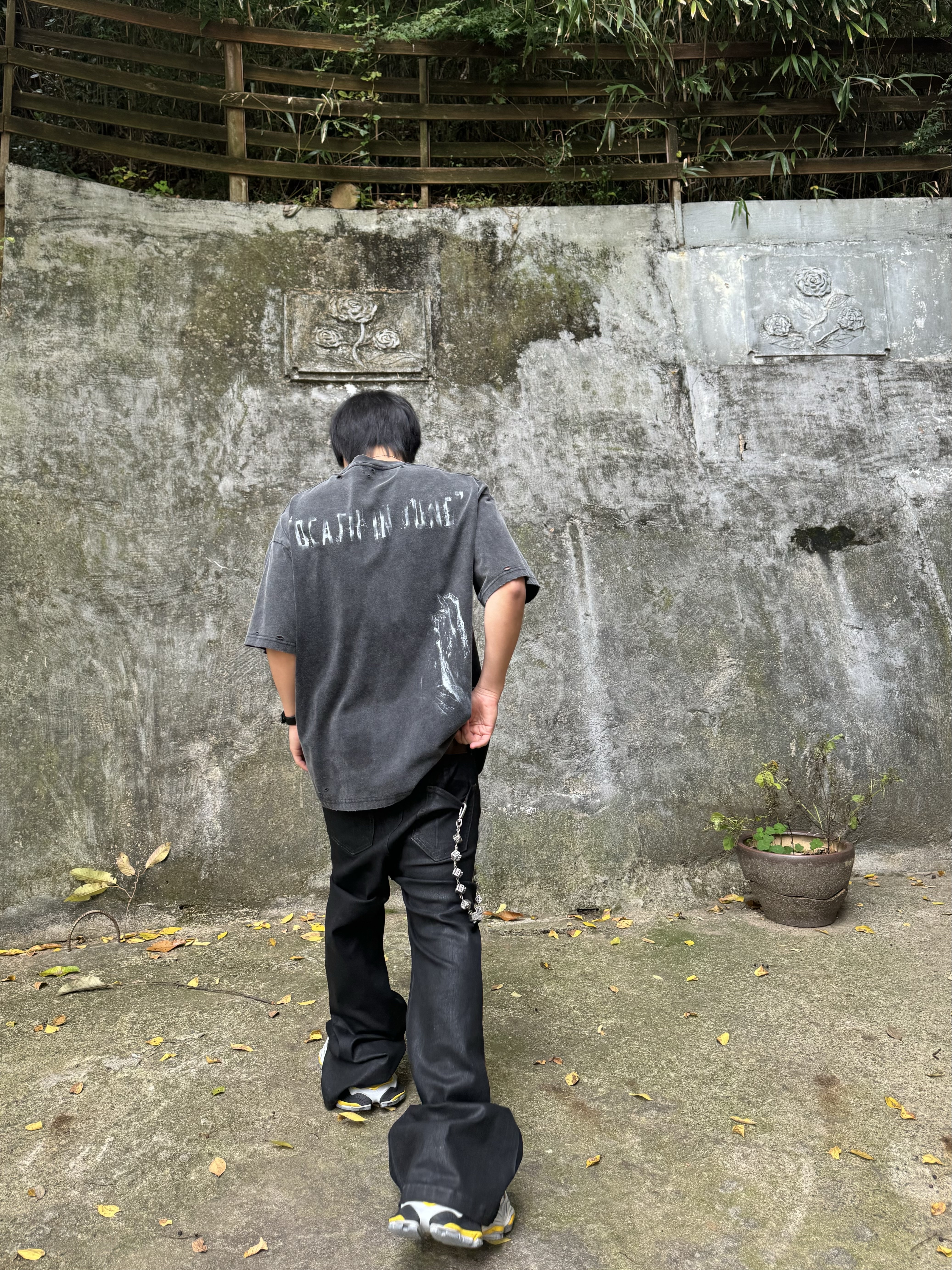 Awende Flare Denim Wax Jeans, Balenciaga Cargo Sneakers Grey Black Yellow 착용 스타일 - 1